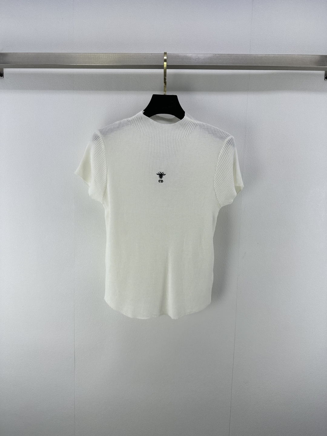 NO:445594,New details on Dio* 25 latest half turtle neck knitted short sleeves in summer!  Customized YB blended material, high-quality texture and comfortable knitted short-sleeved top cut, small bee embroidered logo pattern at hem highlights the high-end feeling of outfit, elastic and elastic, more refined, slim outfit, full of relaxation and tone, light luxury and fashionable temperament, you can wear it alone and layer it!  3 color 3 code SML, dior, T-shirt, alexander wang19860909Dio*上新细节 25 夏季最新半高领针织短袖！定制YB混纺材质 质感高级舒适 针织短袖上衣剪裁 下摆小蜜蜂刺绣徽标图案 凸显穿搭高级感 弹性松紧更显精致 穿搭显瘦 尽显松弛调性 轻奢时髦气质 单穿叠穿均可！ 3色3码SML,,dior,T-shirt,alexander wang,Women's clothing