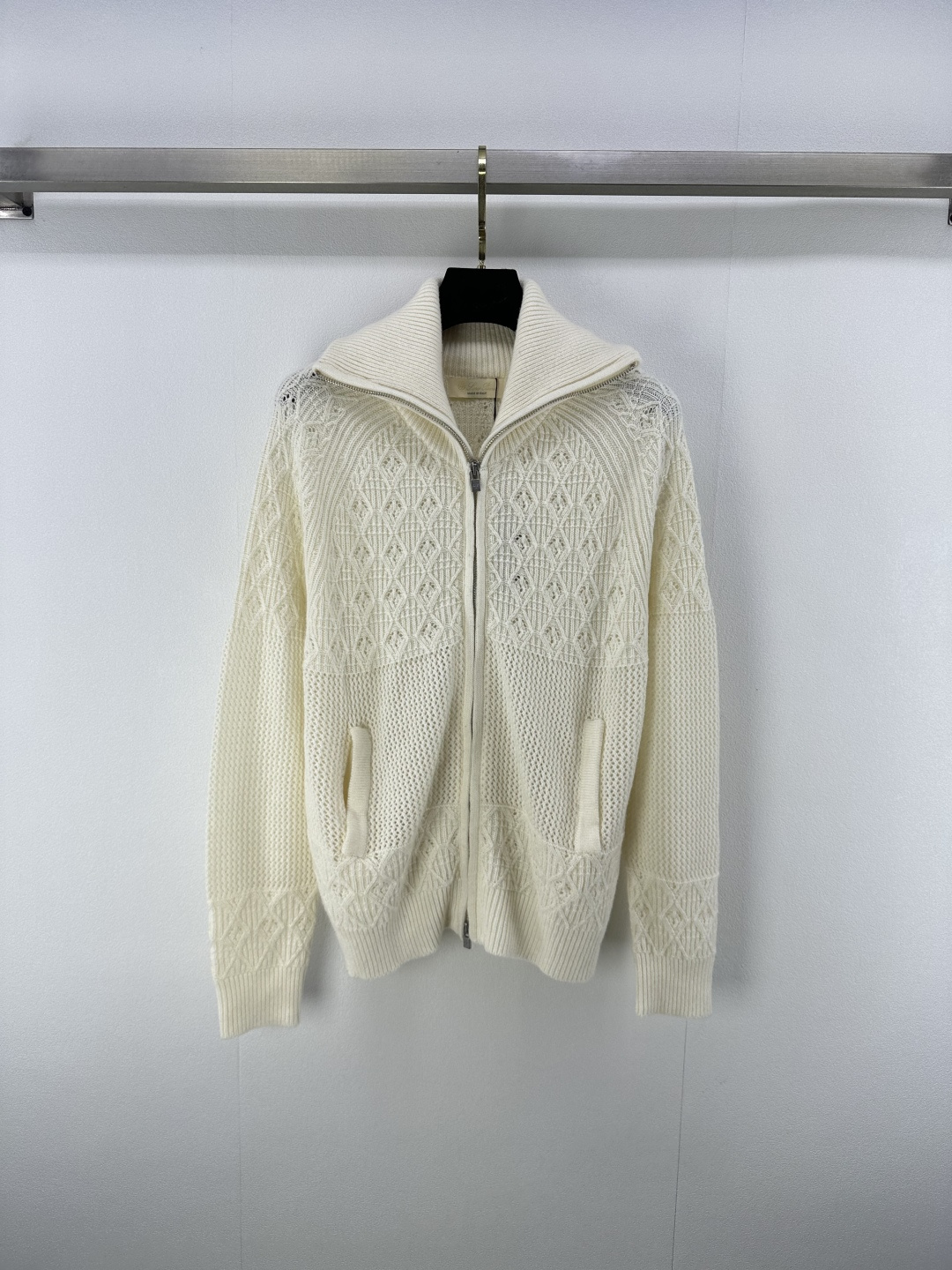 NO:447856,New details on LP* 25 New autumn high-end plain knitted lapel cardigan zipper long sleeves, soft and extremely elegant tuning, retro metal zipper charming temperament. Imported blended yarn texture is super delicate and soft!  A goddess of temperament must receive payment!  Sweet and salty casual versatile items 2 colors 3 sizes SML, loro piano, alexander wang19860909LP*上新细节 25 秋季新款高级素色针织翻领开衫拉链长袖,缕空工艺温柔极致优雅的调调,复古金属拉链气质迷人.进口混纺纱线质感超级细腻柔软！气质女神必收款！可甜可盐休闲百搭单品 2色3码SML,,loro piana,alexander wang,Women's clothing