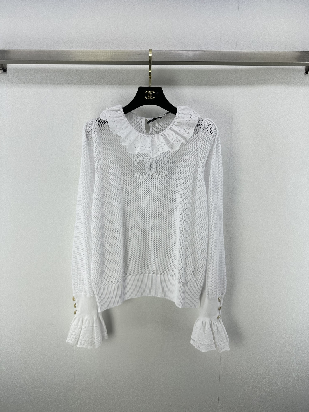 NO:448710,:1 Chane* new details 25 New summer products with lace collar and long sleeves, original custom yarn color is super white, hitting the girl's heart!  The lace doll collar design has a temperament that reduces age!  Round neck long-sleeved top cut, regular style to modify the figure, playful upper body to reduce age, easy to control when traveling or gatherings!  1 color 3 code SML, chanel, alexander wang19860909:1 Chane*上新细节 25 夏季新品花边领长袖,原版定制纱线颜色超显白,直击少女心！花边娃娃领版型设计气质减龄！圆领长袖上衣剪裁 常规版型修饰身材 上身俏皮减龄 日常出行或轻松聚会轻松驾驭！ 1色3码SML,,chanel,alexander wang,Women's clothing