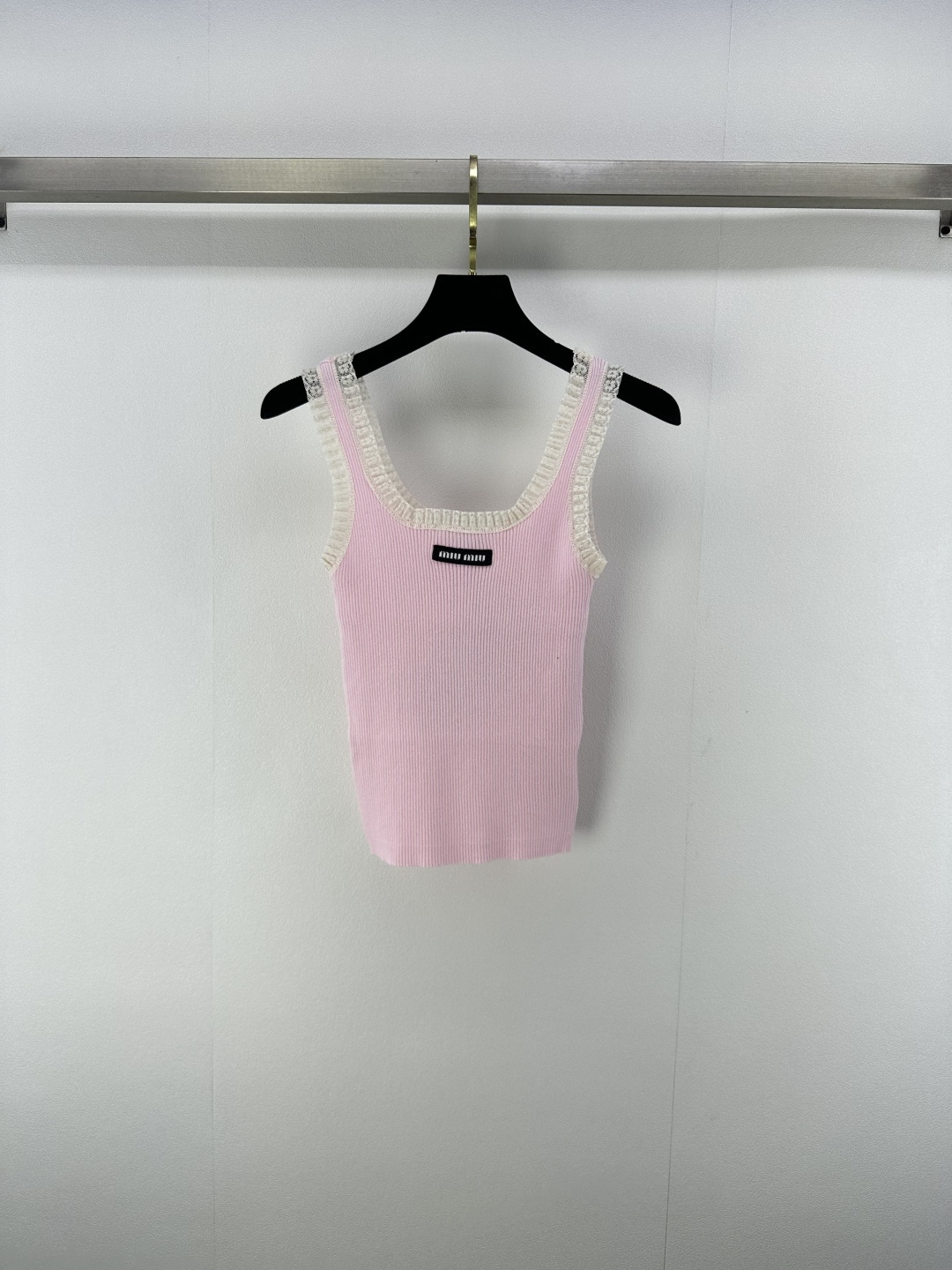 NO:447877,Miumi* New details 25 Early autumn new lace lace threaded vest, fashionable and exquisite!  The texture of the vertical pit strips runs through the whole body, hides the flesh and makes you look slim. It comes with a literary filter~ A circle of wavy lace on the neckline, and the retro tone is full, and the details are ecstatic!  The letter logo on the chest is exquisite and low-key to show your identity~ The regular version is super inclusive, the elasticity is not tight online, sweet and fashionable, easy to wear to create a gentle and fashionable feeling, and the early autumn atmosphere is up to it. 2 colors and 3 codes SML, miumiu, alexander wang19860909Miumi*上新细节 25 早秋新款蕾丝花边螺纹背心,时髦精必入！ 竖坑条纹理贯穿通体,藏肉显瘦 自带文艺滤镜~ 领口一圈波浪蕾丝花边 复古腔调拉满,细节控狂喜！ 胸前字母徽标 精致感拿捏,低调彰显身份~常规版型超包容,弹力在线不紧绷 甜美又洋气,轻松穿出温柔时髦感,早秋氛围感穿搭就靠它啦 2色3码SML,,miumiu,alexander wang,Women's clothing