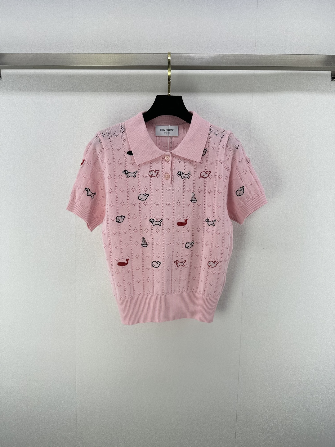 NO:447869,New details on Tb* 25 Spring and Summer Latest Contrast Jacquard Puppy Knitted Hollow Lapel Short Sleeves!  Customized YB knitted material, comfortable and soft, full texture, classic jacquard puppy pattern decoration, cute and age-reducing, advanced color matching adds vitality, upper body shows the college style, commuting and dates, 1 color, 3 codes SML, T-shirt, alexander wang19860909Tb*上新细节 25 春夏最新撞色提花小狗针织镂空翻领短袖！定制YB针织材质 舒适柔软 质感十足 经典提花小狗图案装饰 可爱减龄 高级配色增添活力造型 上身尽显学院风格 通勤约会都 1色3码SML,,T-shirt,alexander wang,Women's clothing