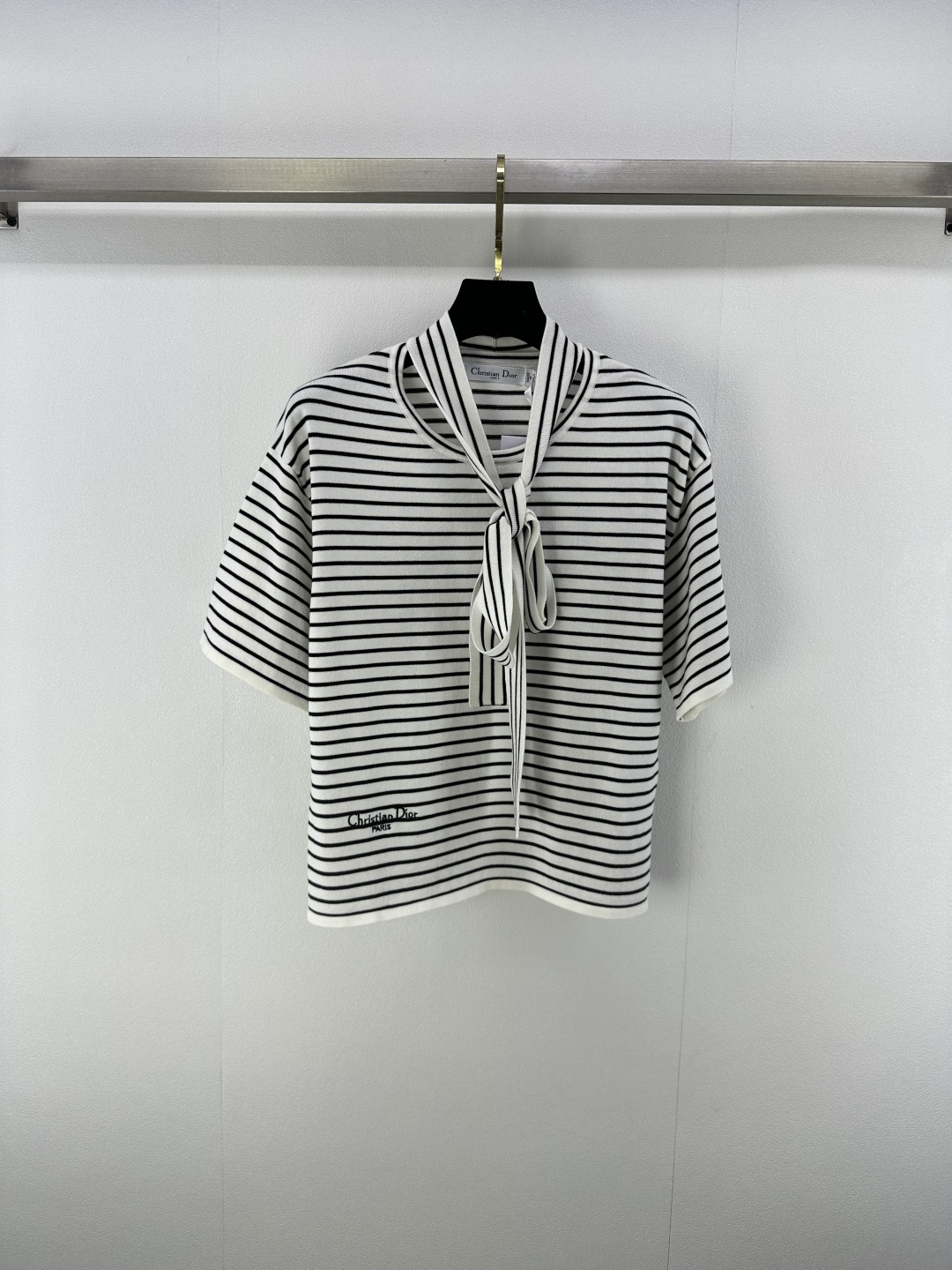 NO:449995,New details on Dio* 25 New summer striped lace-up short sleeves Classic color matching is never out of date, matched with iconic letter logo embroidery logo, necklace lace-up adds a sense of chic Simple and advanced, easy to grasp French elegance 2 colors 3 codes SML, dior, T-shirt, alexander wang19860909Dio*上新细节 25 夏季新款条纹系带短袖 经典配色永不过时 搭配标志性字母logo刺绣标 领口系带增添别致感 简约又高级 轻松拿捏法式优雅 2色3码SML,,dior,T-shirt,alexander wang,Women's clothing