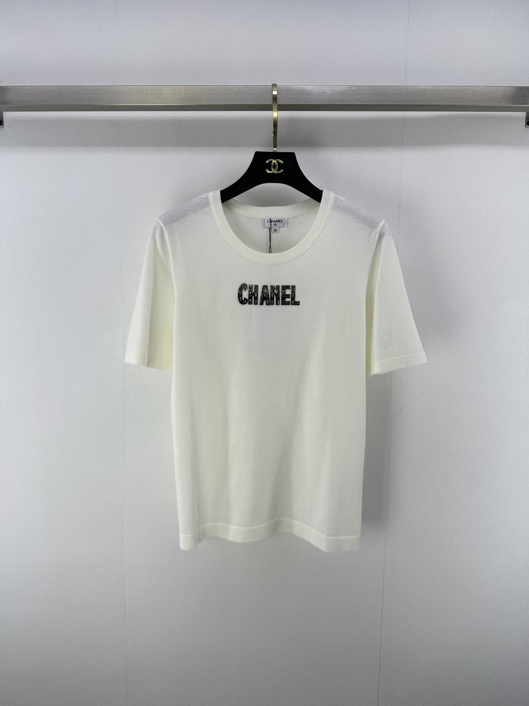 NO:447885,Chane* new details 25 Spring and summer new bead short sleeves The classic bead logo on the chest adds a high-end fashion sense to the outfit. Regular style, inclusive figure, fashionable dressing style!  Versatile, not picky, fashionable and high-end!  2 color 3 code SML, chanel, T-shirt, alexander wang19860909Chane*上新细节 25 春夏新款钉珠短袖 胸前经典钉珠logo给穿搭增添高级时尚感 常规版型 包容身材 穿搭风格时髦！百搭不挑人时髦又高级！ 2色3码SML,,chanel,T-shirt,alexander wang,Women's clothing