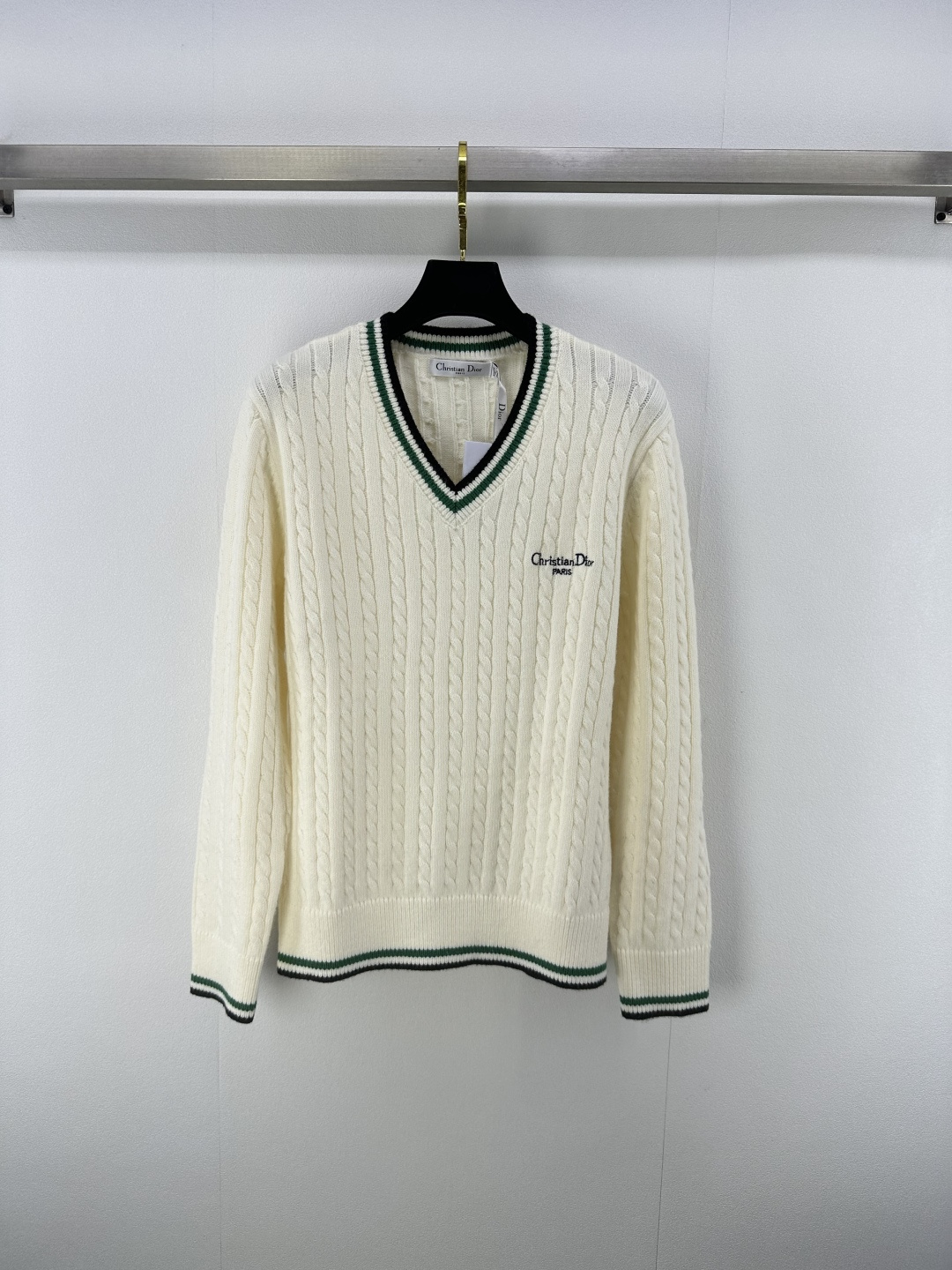 NO:448751,New details on Dio* 25 New summer twist knitted striped v-neck long sleeves Customized YB blended knitted material Skin-friendly soft and glutinous, dense and delicate, straight shoulder V-neck pullover sweater style Ready-to-wear super heavy industry twist knitted, alternating needle arrangement highlights the details and textures, two-color striped edge outlines, the overall college elite atmosphere is full of the letter logo embellishment on the chest, echoing the brand's luxury tone, slim fit style design, inclusive body, improve lines, make the outfit look slim and fashionable, single wear in autumn and winter, 2 colors and 3 codes SML,,dior, sweaters, alexander wang19860909Dio*上新细节 25 夏季新款麻花针织条纹v领长袖 定制YB混纺针织材质 亲肤软糯 密实细腻 正肩V领套头毛衣版型 成衣超重工麻花编织 交替走针排列突出细节质感 两色条纹包边勾勒 整体学院精英氛围感十足 胸前字母徽标点缀 呼应品牌奢华调性 修身版型设计 包容身材 改善线条 让穿搭显瘦而时髦 秋冬单穿叠穿都出彩 2色3码SML,,dior,sweaters,alexander wang,Women's clothing