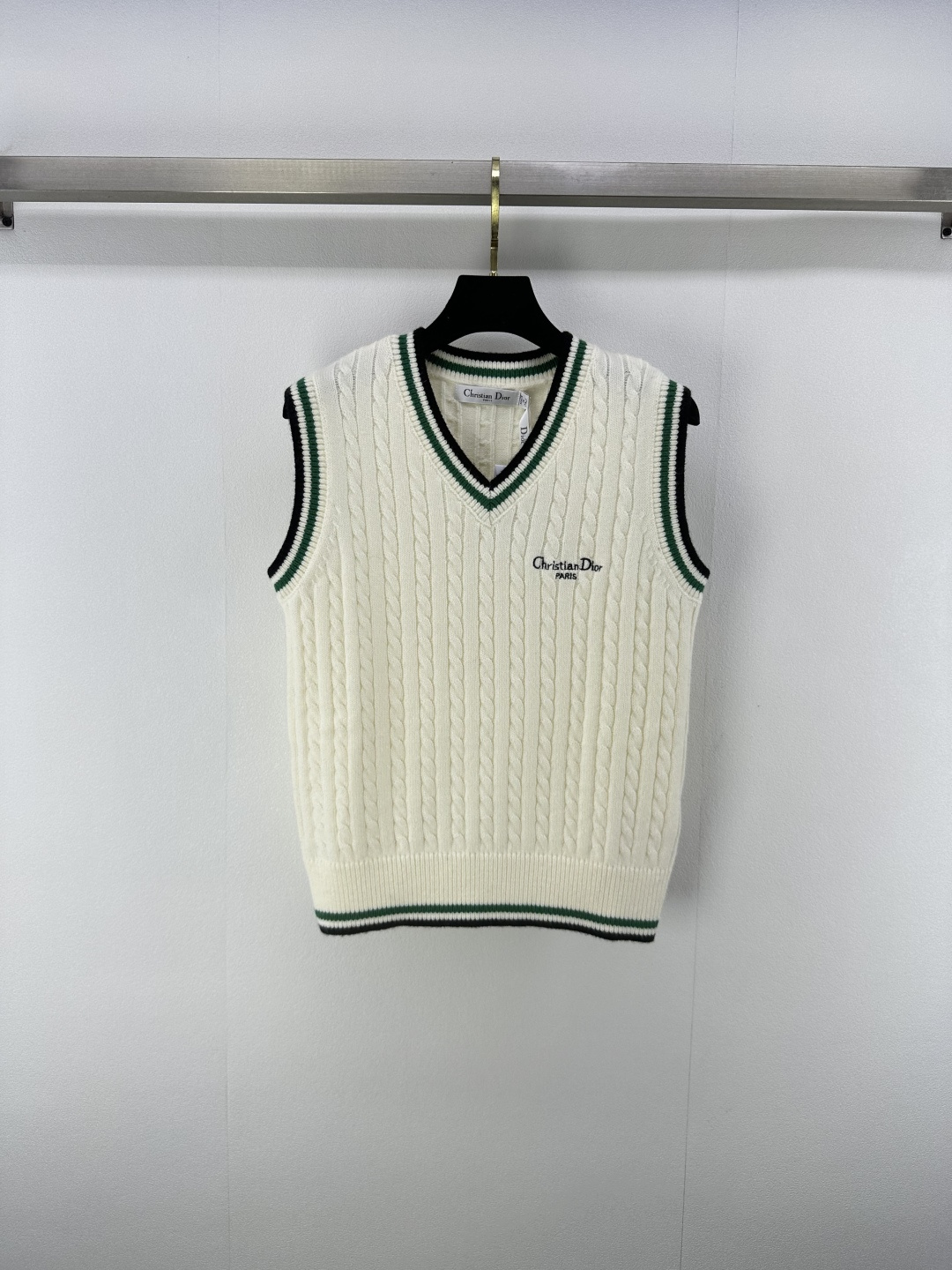 NO:448758,New details on Dior* 25 New summer twist knitted striped vest custom YB blended knitted material skin-friendly soft and glutinous, dense and delicate, straight shoulder V-neck vest style, ready-to-wear super heavy industry twist knitted, alternating needle arrangement highlights the details and textures, two-color striped edge outline, the overall college elite atmosphere, the letter logo embellishes on the chest, echoing the brand's luxury tone, slim fit style design, inclusive body, improve lines, make the outfit look slim and fashionable, single wear in autumn and winter, 2 colors, 3 codes, SML, dior, alexander wang19860909Dior*上新细节 25 夏季新品麻花针织条纹套头背心 定制YB混纺针织材质 亲肤软糯 密实细腻 正肩V领背心版型 成衣超重工麻花编织 交替走针排列突出细节质感 两色条纹包边勾勒 整体学院精英氛围感十足 胸前字母徽标点缀 呼应品牌奢华调性 修身版型设计 包容身材 改善线条 让穿搭显瘦而时髦 秋冬单穿叠穿都出彩 2色3码SML,,dior,alexander wang,Women's clothing