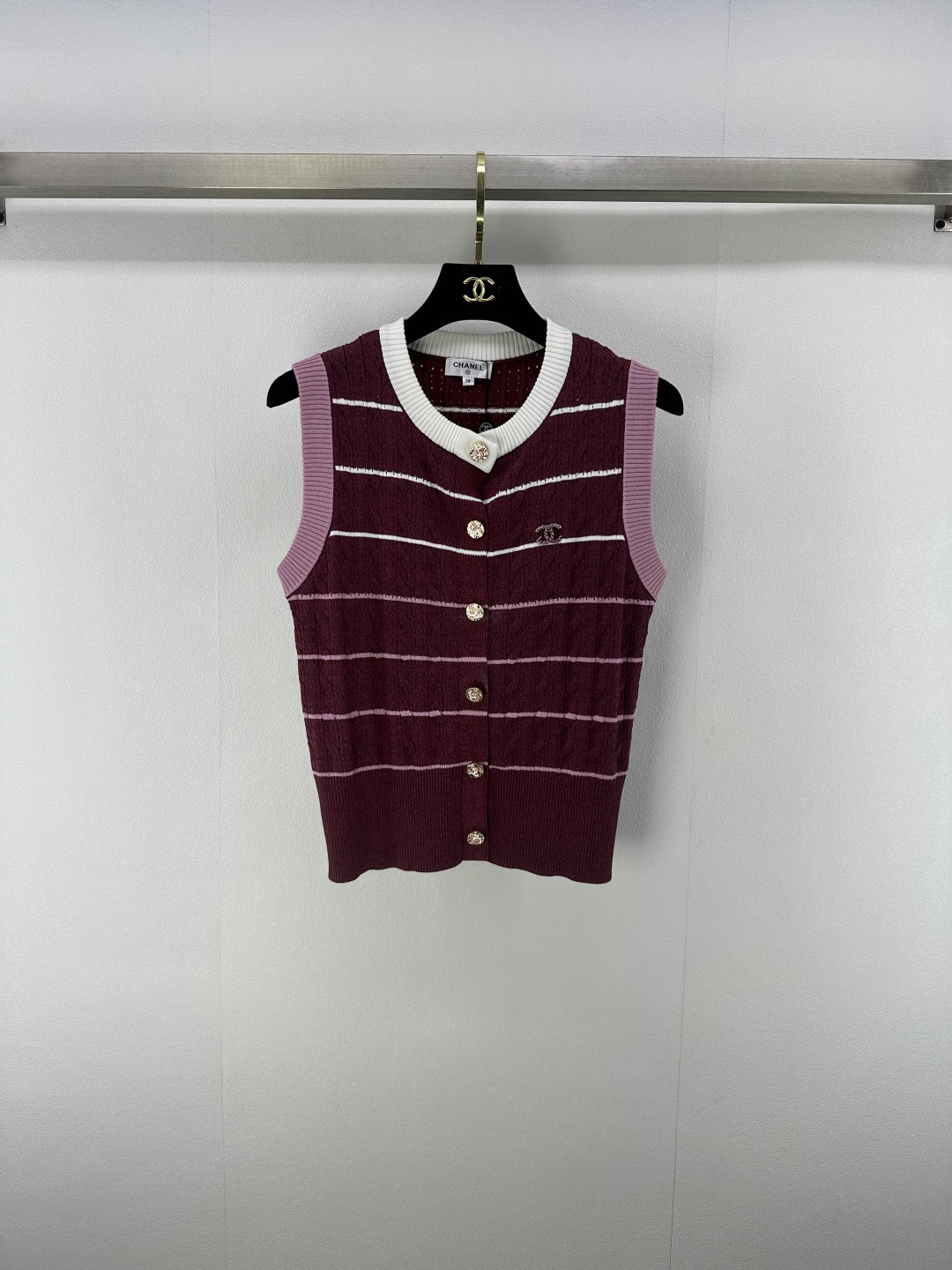 NO:449976,Chane* New Details 25 New Summer Knitted Round Neck Cardigan Vest!  Positioning contrasting logo logo, the fabric has a delicate texture. White, rich and beautiful must be used as a magical tool!  The universal and versatile version is super slim!  The round neck makes the age-reducing girl fashionable and high-end. The imported yarn texture is super comfortable!  Retro girlish temperament!  2 colors 3 codes SML, chanel, alexander wang19860909Chane*上新细节 25 夏季新款针织圆领开衫背心！定位撞色logo徽标 面料质感细腻.白富美必入神器！万能百搭版型超显瘦！圆领减龄少女时髦又高级.进口纱线质感超舒适！复古少女气质！ 2色3码SML,,chanel,alexander wang,Women's clothing