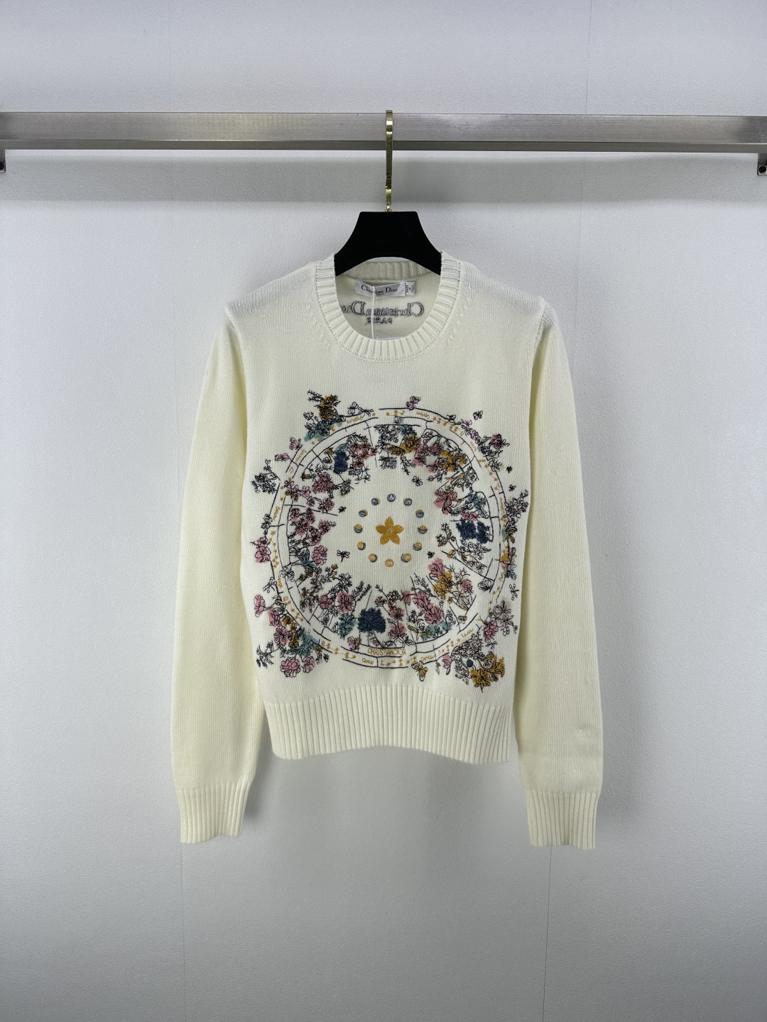 NO:447850,New details on Dio* 25 Early autumn new knitted round neck round disc embroidery long sleeves Colorful floral letter logo heavy industry embroidery decoration classic letter logo embroidery embroidery embroidery embroidery high-end fashionable light luxury versatile 1 color 3 code SML, dior, alexander wang19860909Dio*上新细节 25 早秋新款针织圆领圆盘刺绣套头长袖 彩色花卉字母logo重工刺绣装饰 后背经典字母logo刺绣点缀 高级时髦轻奢百搭 1色3码SML,,dior,alexander wang,Women's clothing