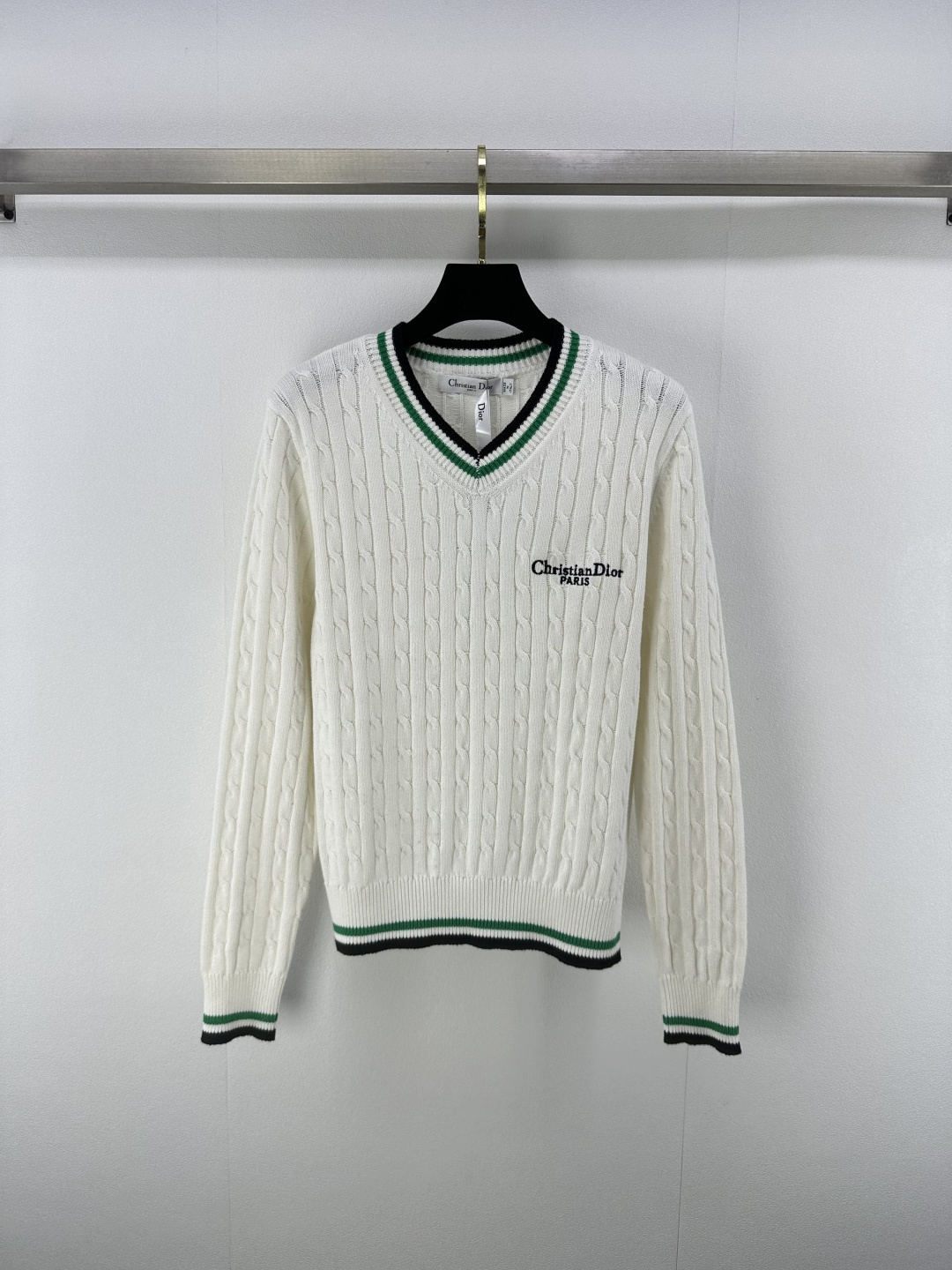 NO:449998,New details on Dio* 25 New summer twist knitted striped v-neck long sleeves Customized YB blended knitted material Skin-friendly soft and glutinous, dense and delicate, straight shoulder V-neck pullover sweater style Ready-to-wear super heavy industry twist knitted, alternating needle arrangement highlights the details and textures, two-color striped edge outlines, the overall college elite atmosphere is full of the letter logo embellishment on the chest, echoing the brand's luxury tone, slim fit style design, inclusive body, improve lines, make the outfit look slim and fashionable, single wear in autumn and winter, 2 colors and 3 codes SML,,dior, sweaters, alexander wang19860909Dio*上新细节 25 夏季新款麻花针织条纹v领长袖 定制YB混纺针织材质 亲肤软糯 密实细腻 正肩V领套头毛衣版型 成衣超重工麻花编织 交替走针排列突出细节质感 两色条纹包边勾勒 整体学院精英氛围感十足 胸前字母徽标点缀 呼应品牌奢华调性 修身版型设计 包容身材 改善线条 让穿搭显瘦而时髦 秋冬单穿叠穿都出彩 2色3码SML,,dior,sweaters,alexander wang,Women's clothing