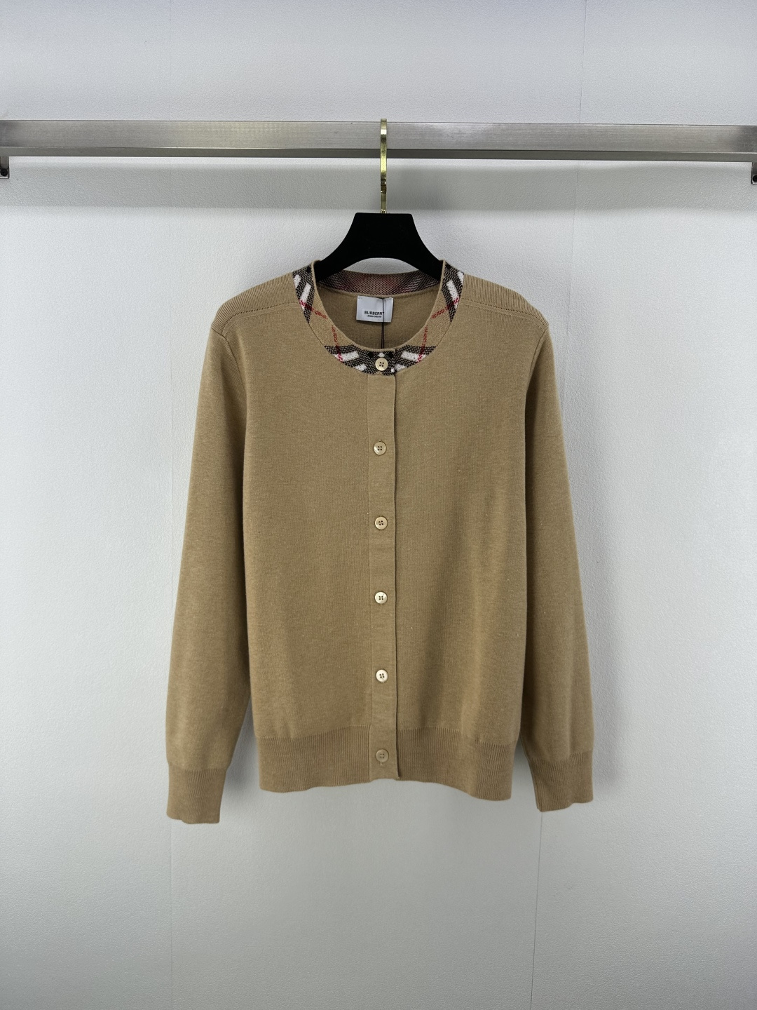 NO:449988,BURBER * New details 25 Early autumn new contrasting round neck cardigan casual sports style patterned neckline splicing cardigan excellent fabric super elastic texture soft and breathable skin-friendly delicate and comfortable 3 colors 3 size SML, burberry, alexander wang19860909BURBER * 上新细节 25 早秋新款撞色圆领开衫休闲运动风格纹领口拼接开衫 面料超赞 弹力超强 质地柔软透气亲肤 细腻舒适 3色3码SML,,burberry,alexander wang,Women's clothing