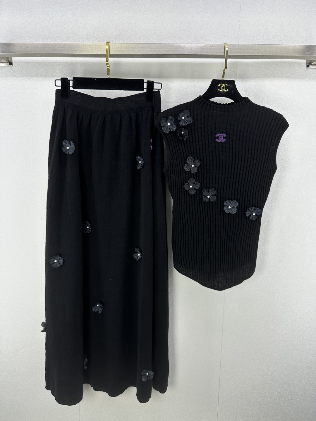 NO:449997,Chane* new details 25 spring and summer new knitted flower set, three-dimensional flower design vest elastic waist skirt, classic contrasting color logo decoration, classic and fashionable daily commuting, a must-have for temperament goddess!  Sweet and salty casual versatile items 2 colors 3 sizes SML, chanel, skirts, alexander wang19860909Chane*上新细节 25 春夏新款针织花朵套装 立体花朵设计背心松紧腰半裙 经典撞色logo装饰 经典时髦日常通勤百搭 气质女神必收款！可甜可盐休闲百搭单品 2色3码SML,,chanel,skirts,alexander wang,Women's clothing