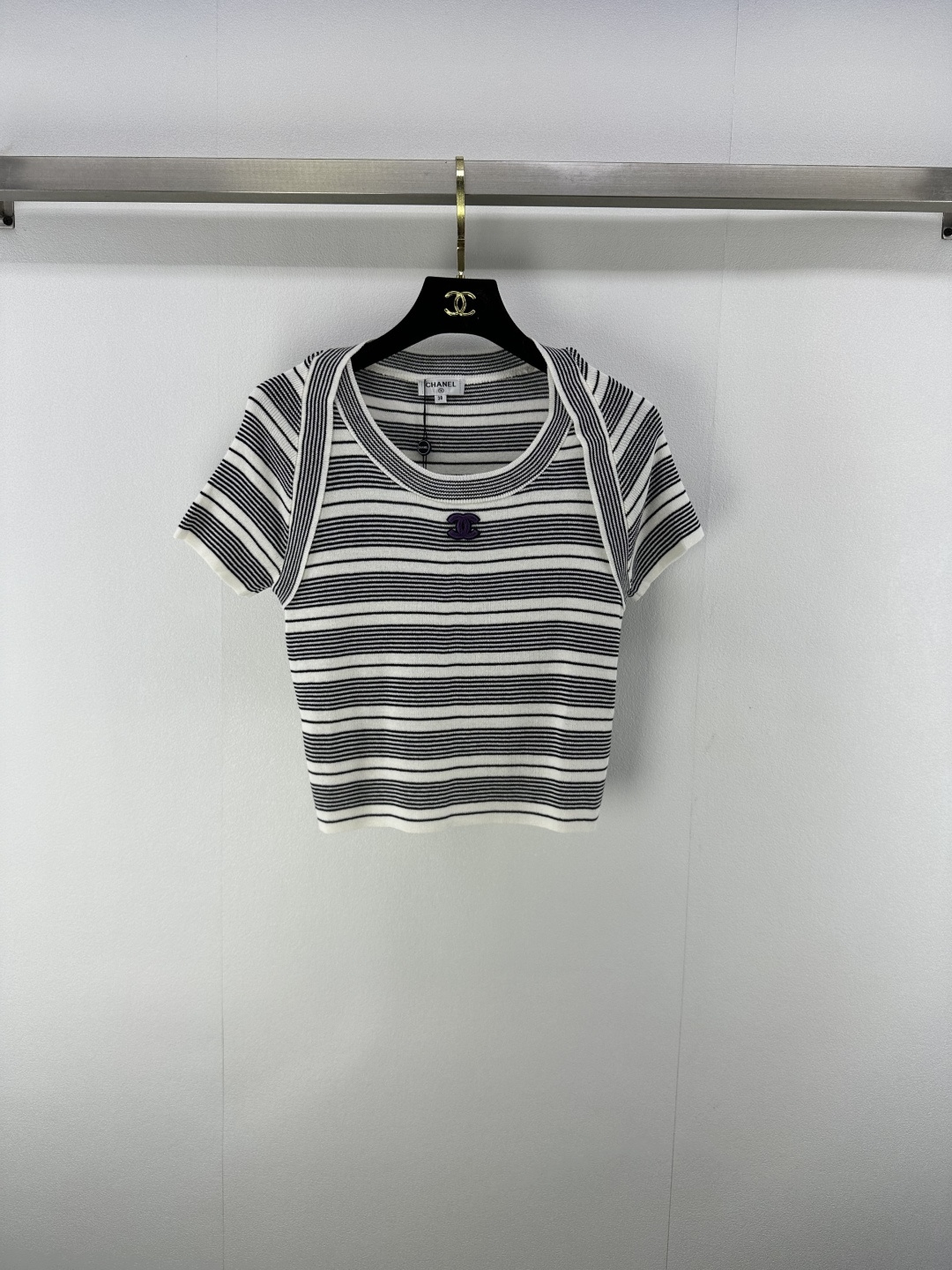 NO:450002,New Details on Chane* 25 Newest Summer Alphabet Jacquard Stripe Knit Short Sleeve!  Customized silk yarn wool yarn is soft and comfortable, fashionable and slim tone, and the whole body is contrasting with the classic and durable!  2 color 3 code SML, chanel, T-shirt, alexander wang19860909Chane*上新细节 25 夏季最新字母提花条纹针织短袖！定制丝毛纱线织造 柔软舒适 洋气显瘦彰显品牌调性 通体条纹撞色经典耐看！ 2色3码SML,,chanel,T-shirt,alexander wang,Women's clothing