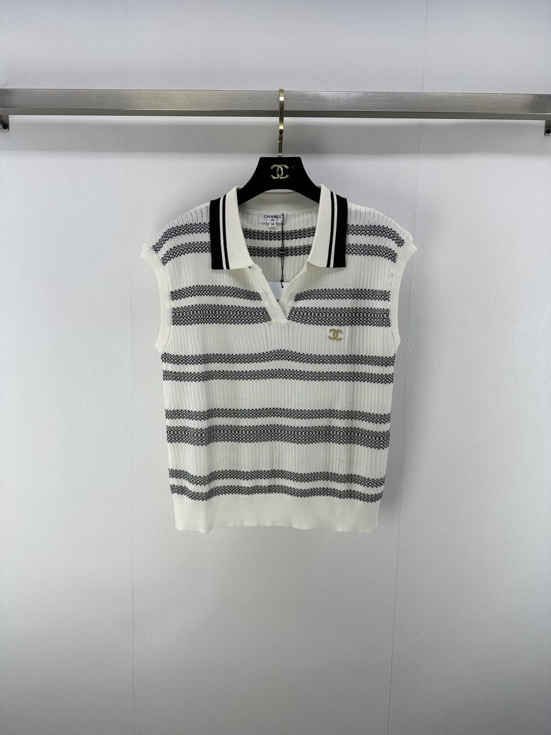 NO:447861,Chane* new details 25 Summer new contrasting lapel striped vest collar contrasting color logo soft and comfortable fabric collar collar edge color matching unique design versatile and not picky. 2 colors 3 size SML, chanel, alexander wang19860909Chane*上新细节 25 夏季新款撞色翻领条纹背心 衣领撞色logo 面料柔软舒适 领口衣边沿配色呈现独特设计 百搭不挑人. 2色3码SML,,chanel,alexander wang,Women's clothing