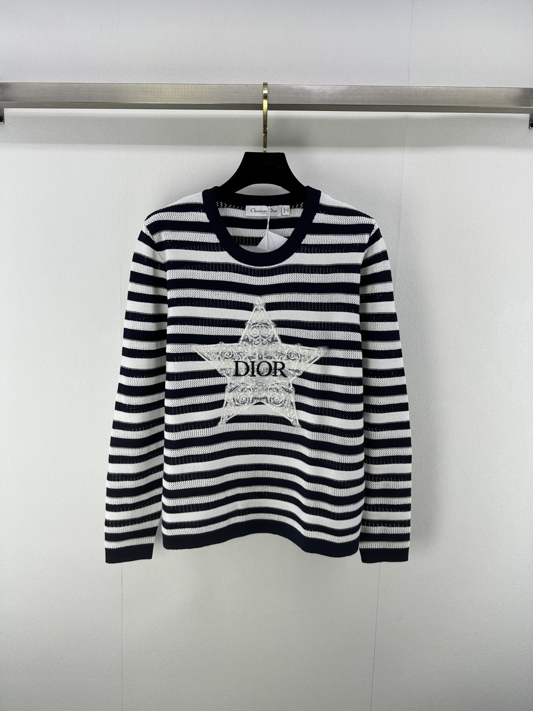 NO:449992,Dio* new details 25 New summer products round neck embroidered long sleeves Customized YB silk yarn weaving breathable and comfortable texture Loose long sleeves cut Centered five-pointed star letter logo embroidery highlights the brand's style, rich and colorful visual effects and more textured The brand's own fashion sense is instantly created. Create a fashionable style at will. Single wear inner wear is brilliant and fashionable. 2 colors and 3 codes SML, dior, alexander wang19860909Dio*上新细节 25 夏季新品圆领刺绣长袖 定制YB丝毛纱线织造 透气舒适 质感十足 宽松长袖裁剪 居中五角星字母徽标刺绣 凸显品牌格调 视觉效果丰富多彩更显质感 品牌自带的时尚感立现 随心打造潮流时髦风格 单穿内搭都出彩时髦 2色3码SML,,dior,alexander wang,Women's clothing