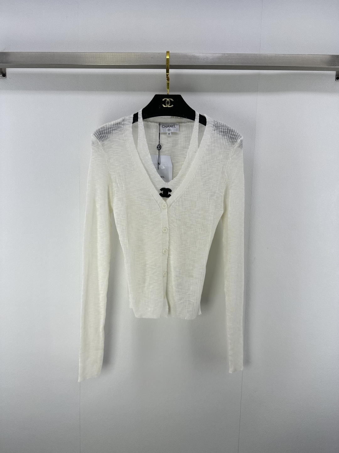 NO:449996,Chane* New details 25 Early autumn new neck fake two-piece cardigan with three-dimensional logo design low-key luxury. Sun protection universal and versatile artifact casual and fashionable and high-end 1 color 3 code SML, chanel, alexander wang19860909Chane* 上新细节 25 早秋新款挂脖假两件开衫 立体logo设计低调奢华.防晒万能百搭神器 休闲时髦又高级 1色3码SML,,chanel,alexander wang,Women's clothing