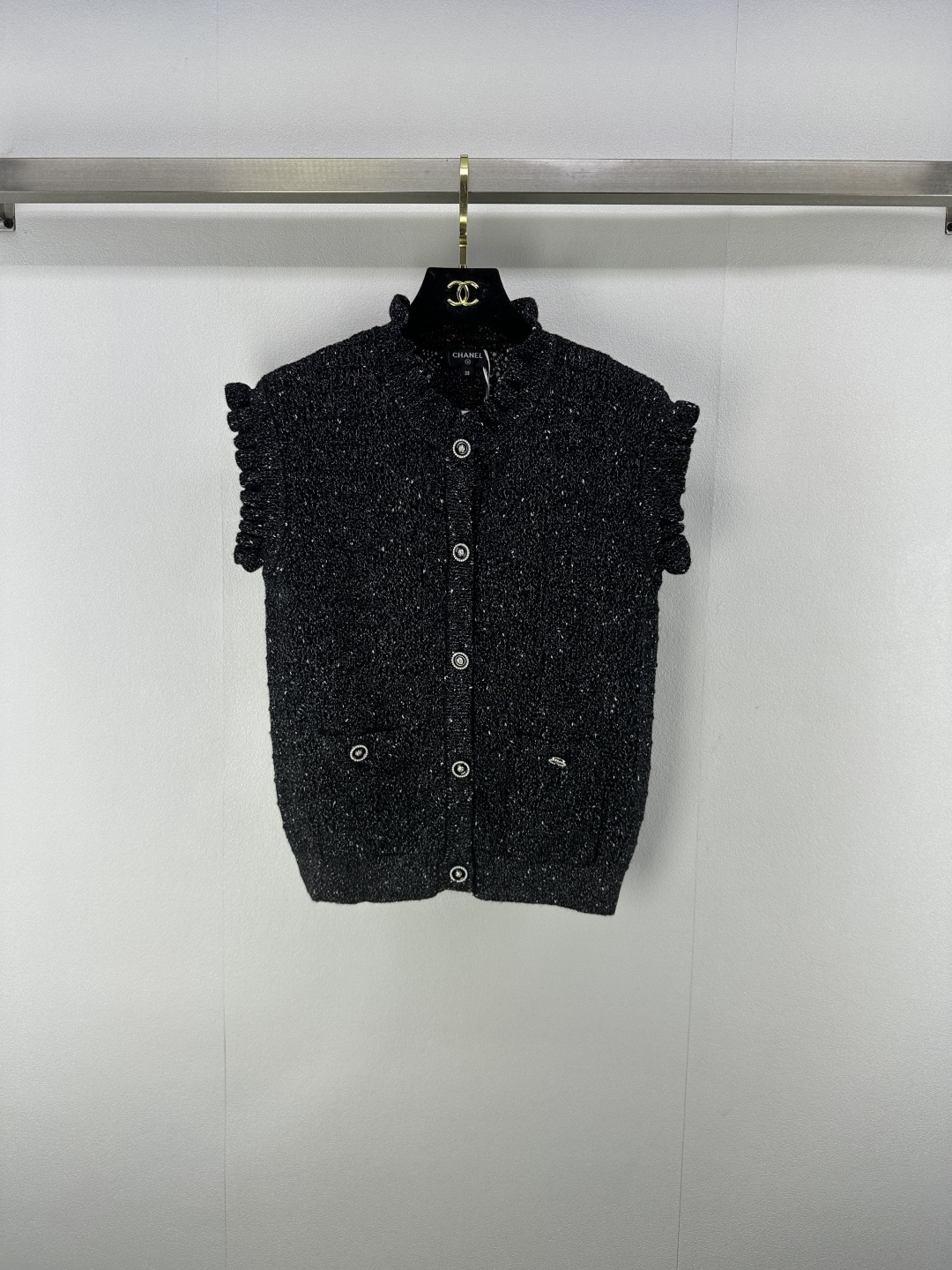 NO:449991,Chane* new details 25 New summer black ear cardigan vest custom YB cashmere yarn weaving delicate texture breathable and comfortable knitted vest cuts to add fashionable tone Solid color throughout body Separate chest abdomen with layered three-dimensional lace The chest buttons are drilled in front of the chest, gorgeous shine highlights Matched with elastic fabrics to fit the body and make it look slimmer Show brand tone Black woven thread with thin flashing versatile styles that do not pick the age and make it more relaxed and vacation-like. The upper body is suitable for age-reducing fashionable styles 3 colors 3 codes SML, chanel, alexander wang19860909Chane*上新细节 25 夏季新品木耳边开衫背心 定制YB羊绒纱线织造 细腻肌理 透气舒适 针织背心剪裁 增添时尚调性 通体纯色 以层叠立体花边分割胸腹 胸前纽扣嵌钻 华丽闪耀突出亮点 搭配弹性十足的面料 贴合身型更显瘦 展示品牌调性 黑色织线带细闪 百搭款式不挑年龄肤色 更显松弛有度假感 上身适配减龄时髦风格 3色3码SML,,chanel,alexander wang,Women's clothing