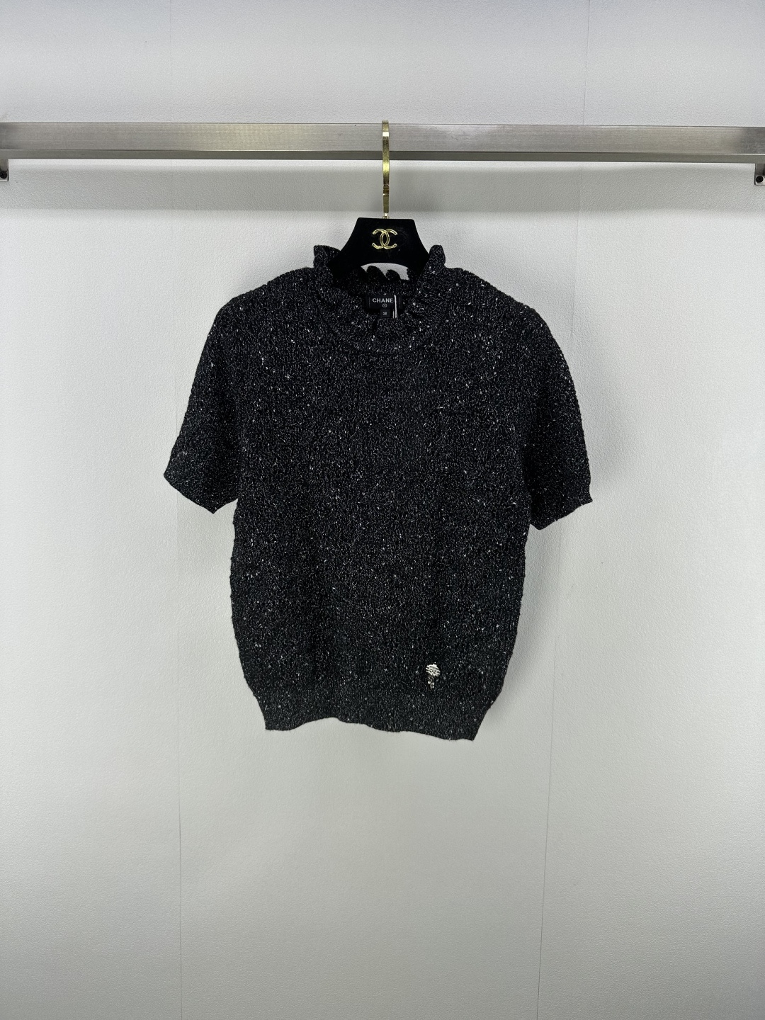 NO:449987,Chane* new details 25 Summer new product round neck short sleeves Customized YB cashmere yarn weaving Delicate texture Breathable and comfortable Knitted short sleeve cut Add fashionable tone Solid color The whole body is divided into layered three-dimensional lace The hem buttons are drilled in diamonds, gorgeous and shining highlights Paired with elastic fabrics, fit the body and make it look slimmer, Show brand tone Black woven thread with thin flash, versatile style does not pick the age-based skin tone, more relaxed and vacation-like, upper body is suitable for age-reducing fashionable style 3 colors 3 codes SML, chanel, T-shirt, alexander wang19860909Chane*上新细节 25 夏季新品木耳边圆领短袖 定制YB羊绒纱线织造 细腻肌理 透气舒适 针织短袖剪裁 增添时尚调性 通体纯色 以层叠立体花边分割胸腹 下摆纽扣嵌钻 华丽闪耀突出亮点 搭配弹性十足的面料 贴合身型更显瘦 展示品牌调性 黑色织线带细闪 百搭款式不挑年龄肤色 更显松弛有度假感 上身适配减龄时髦风格 3色3码SML,,chanel,T-shirt,alexander wang,Women's clothing