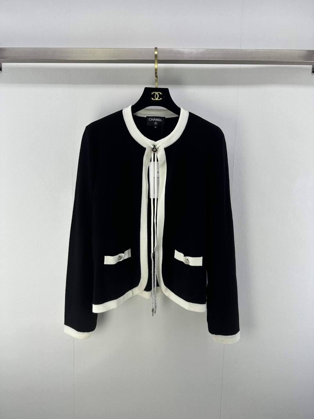 NO:449999,CHANE* New details A Handicraft workshop series contrasting cardigan Heavy Industry hardware bell straps Double C letter logo button decoration High-end and fashionable light luxury socialite style 4 colors 3 codes SML, chanel, alexander wang19860909CHANE* 上新细节 A 手工坊系列撞色开衫 重工五金吊钟绑带 双c字母logo纽扣装饰 高级时髦轻奢名媛风 4色3码SML,,chanel,alexander wang,Women's clothing