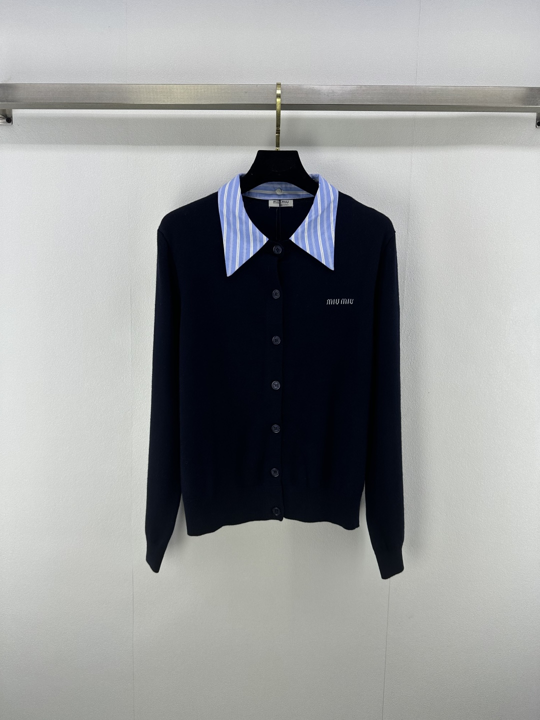 NO:450004,Miumi* new details 25 New summer lapel contrasting cardigan long sleeves, detachable shirt collar design, logo jacquard embellishment, highlighting the high-end sense of outfit, full of college style, showing a relaxed tone, the first choice for fashionable outfits in all seasons!  3 color 3 code SML, miumiu, alexander wang19860909Miumi*上新细节 25 夏季新款翻领撞色开衫长袖 可拆卸衬衣领设计 logo提花点缀修饰 凸显穿搭高级感 学院风满满 尽显松弛调性 四季时尚穿搭首选！ 3色3码SML,,miumiu,alexander wang,Women's clothing