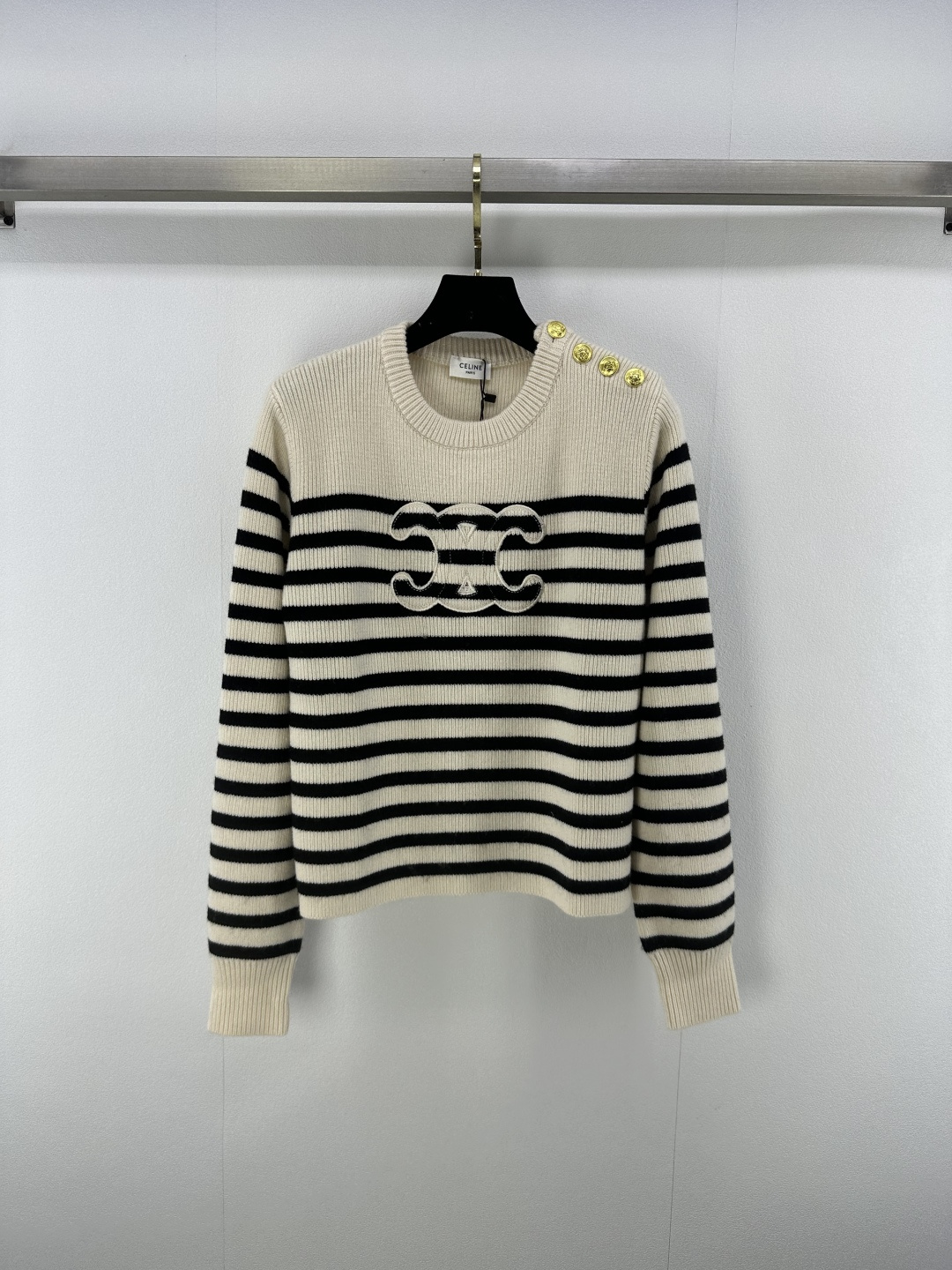 NO:448718,Celine* new details 25 New autumn and winter striped shoulder buckle knitted long sleeves. Striped contrasting colors super white tones. Positioned shoulder buckle logo. The upper body looks huge and slim!  Handsome and fashionable item!  A rich and beautiful woman must come in!  1 color 3 code SML, celine, alexander wang19860909Celine*上新细节 25 秋冬新款条纹肩扣针织长袖 条纹撞色超级显白的色调 定位肩扣logo 上身巨显瘦！帅气又时髦单品！白富美必入！ 1色3码SML,,celine,alexander wang,Women's clothing