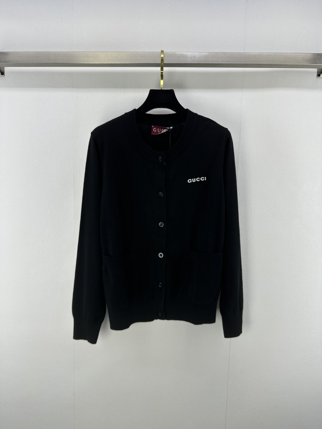 NO:450566,New details on Gucc* 25 New knitted round-neck cardigan in early autumn, exquisite regular style, huge slimming on the upper body!  Double pocket design craftsmanship, low-key and luxurious!  A must-have item for fashionable things unlocks all outfits!  3 color 3 code SML, gucci, alexander wang19860909Gucc*上新细节 25 早秋新品针织圆领开衫 精致常规版型上身巨显瘦！双口袋设计工艺 低调奢华！时髦精必备单品解锁所有穿搭！ 3色3码SML,,gucci,alexander wang,Women's clothing