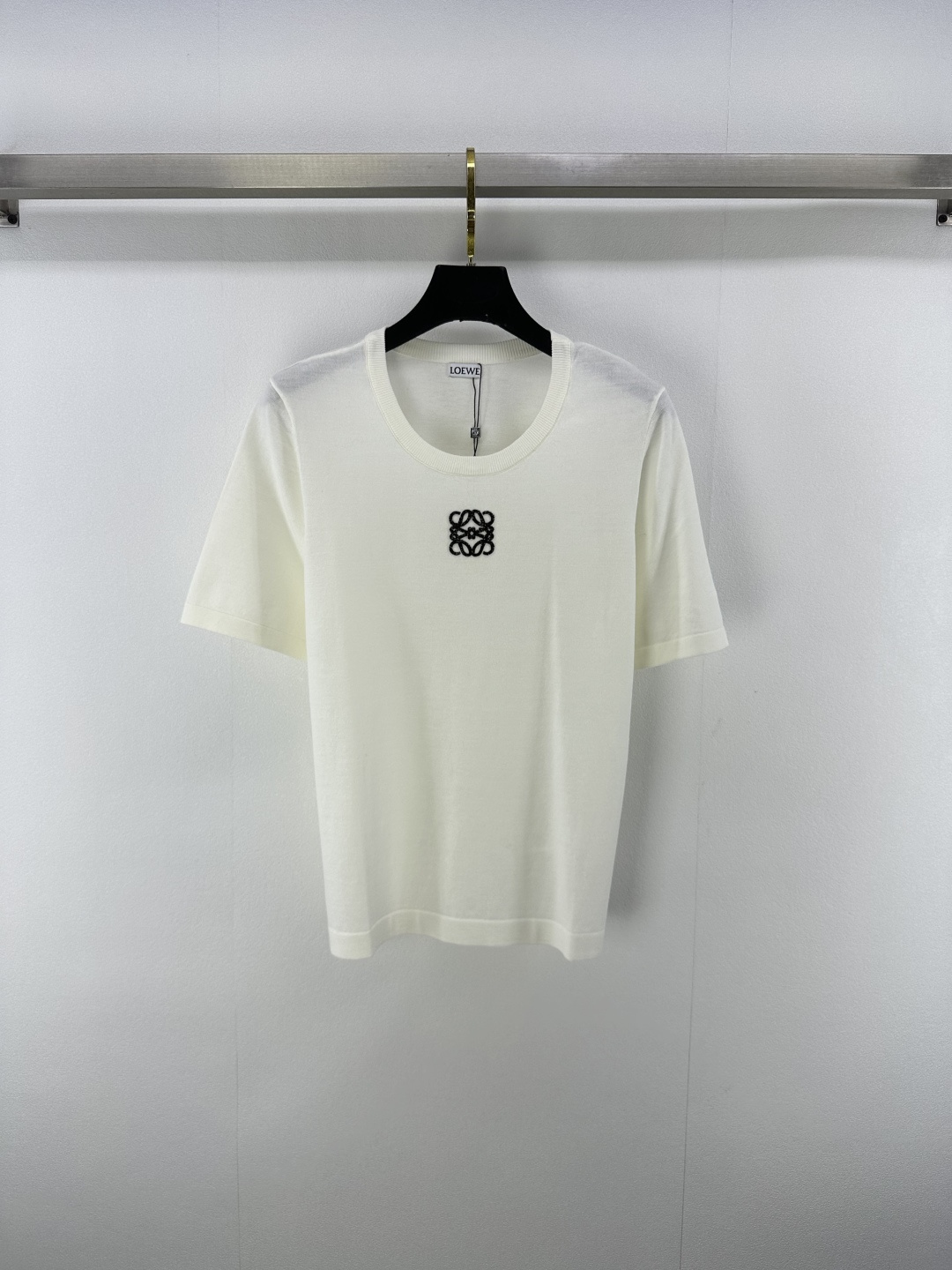 NO:448725,New details on Loew* 25 New summer beaded short sleeves The classic beaded logo on the chest adds a high-end fashion sense to the outfit. Regular style, inclusive figure, fashionable dressing style!  Versatile, not picky, fashionable and high-end!  2 color 3 code SML, loewe, T-shirt, alexander wang19860909Loew*上新细节 25 夏季新款钉珠短袖 胸前经典钉珠logo给穿搭增添高级时尚感 常规版型 包容身材 穿搭风格时髦！百搭不挑人时髦又高级！ 2色3码SML,,loewe,T-shirt,alexander wang,Women's clothing