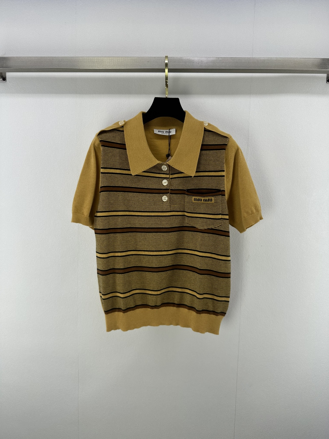 NO:448732,Miumi* new details 25 Spring and autumn new knitted lapel short sleeves, mid-color striped splicing, small pocket decoration, yb open mold letter logo jacquard embellishment, yb open mold letter logo button decoration, high-end and fashionable light luxury versatile 1 color 3 code SML,,miumiu, T-shirt, alexander wang19860909Miumi*上新细节 25 春秋新款针织翻领短袖 间色条纹拼接 小口袋装饰yb开模字母logo提花点缀 yb开模字母logo纽扣装饰 高级时髦轻奢百搭 1色3码SML,,miumiu,T-shirt,alexander wang,Women's clothing