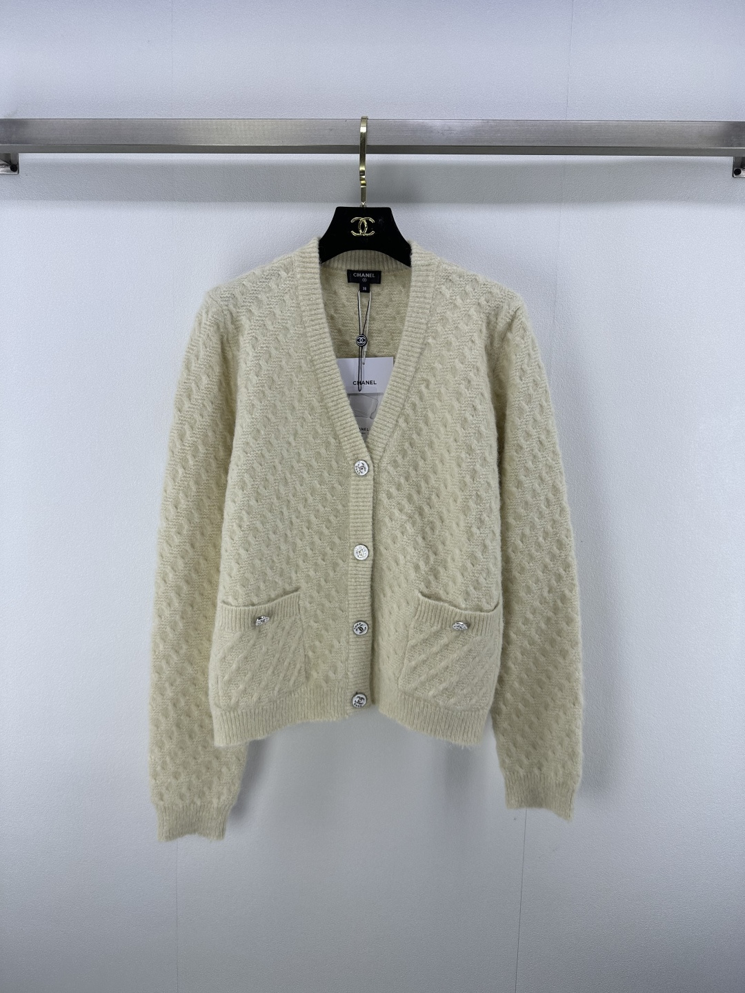 NO:450001,Chane* new details 25 autumn and winter new knitted v-neck cardigan long sleeves three-dimensional button craftsmanship two-pocket decorative double c letter logo button embellishment simple fashionable exquisite versatile 2 colors 3 codes SML, chanel, alexander wang19860909Chane*上新细节 25 秋冬新款针织v领开衫长袖 立体纽绳工艺 两口袋装饰双c字母logo纽扣点缀 简约时髦精致百搭 2色3码SML,,chanel,alexander wang,Women's clothing