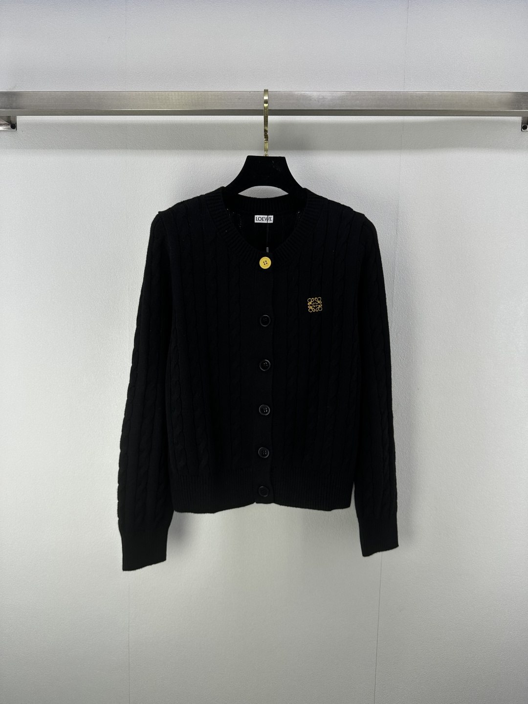 NO:448694,Loew* new details 25 new autumn round neck twist cardigan long sleeve custom logo badge twist texture slim and sweet upper body age-reducing college style 3 colors 3 size SML, loewe, alexander wang19860909Loew*上新细节 25 秋季新款圆领麻花开衫长袖 定制logo徽章 麻花纹理显瘦甜美 上身减龄学院风 3色3码SML,,loewe,alexander wang,Women's clothing