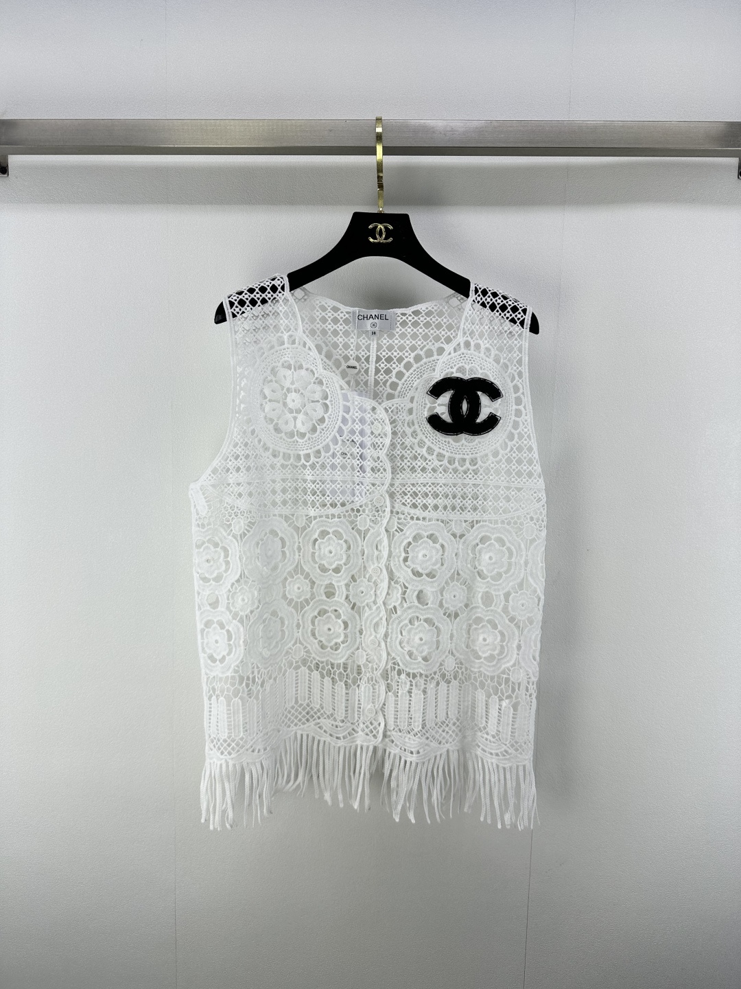 NO:450539,Chane* New details 25 New summer fringed cardigan vest, flower woven body, white and rich beauty, a magical tool, a halo fringed cardigan vest, positioning large logo design, the fabric texture is super comfortable!  Retro temperament is fashionable and high-end!  Loose style and huge slimming upper body!  2 colors 3 codes SML, chanel, alexander wang19860909Chane* 上新细节 25 夏季新品流苏开衫背心 花朵编织衣身 白富美必入神器 自带光环流苏边开衫背心 定位大logo设计 面料质感超舒适！ 复古气质时髦又高级！宽松版型上身巨显瘦！ 2色3码SML,,chanel,alexander wang,Women's clothing