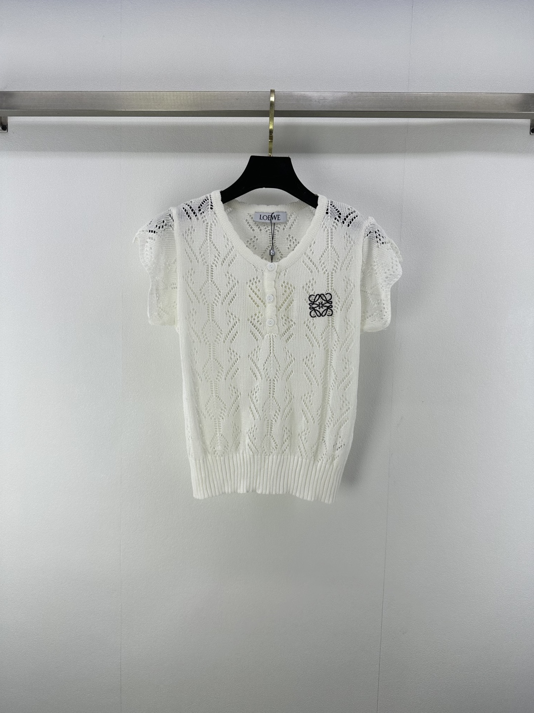 NO:450542,Loew* New details 25 Spring and summer latest half-open collar knitted short sleeves!  Positioning logo, custom blended yarn weaving, high-quality texture, gloss and comfortable, knitted half-pallet top cut, all-in-one using crochet texture, outline fine texture patterns, highlight the high-end feeling of outfits, and fully relaxed tone. The first choice for fashionable outfits in all seasons!  2 color 3 code SML, loewe, T-shirt, alexander wang19860909loew*上新细节 25 春夏最新半开领针织短袖！定位徽标logo 定制混纺纱线织造 质感高级 光泽舒适 针织半开襟上衣剪裁 通体利用钩针肌理交织 勾勒出细密纹理图案 凸显穿搭高级感 尽显松弛调性 四季时尚穿搭首选！ 2色3码SML,,loewe,T-shirt,alexander wang,Women's clothing