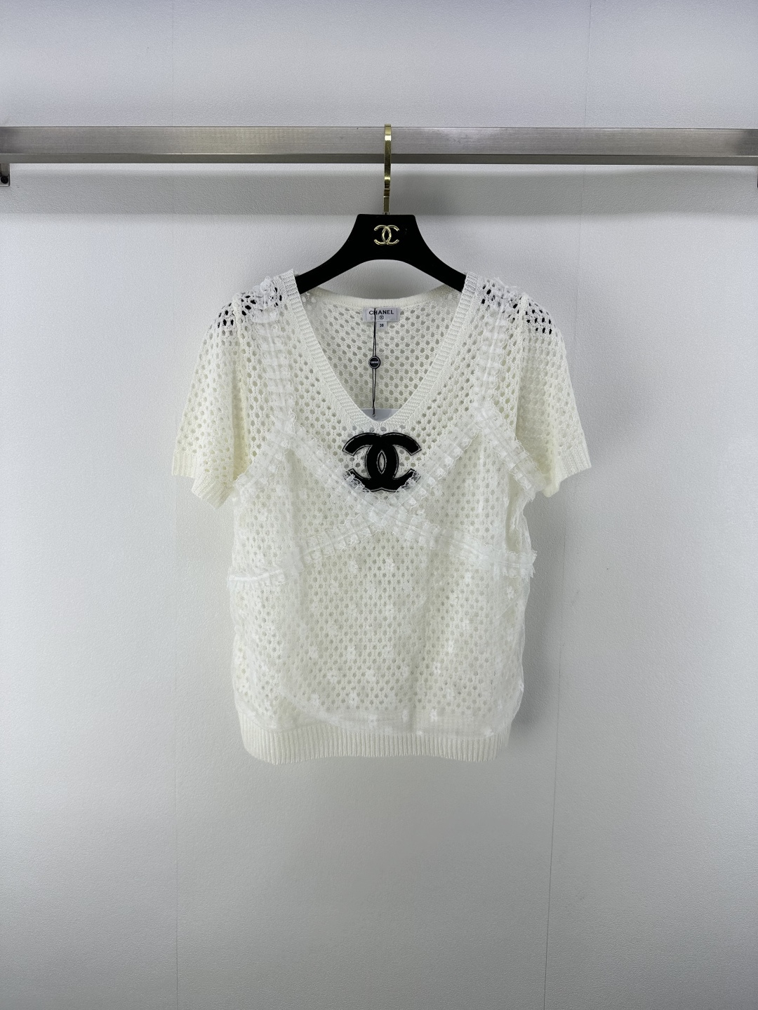 NO:450548,Chane* new details 25 Spring and summer new fake two-piece lace short sleeves, thin fabric, top body, special temperament, contrasting color logo, classic, fashionable and versatile!  Age-reducing and sweet 3 colors 3 codes SML, chanel, T-shirt, alexander wang19860909Chane*上新细节 25 春夏新款假两件套蕾丝短袖 衣身轻薄面料 上身特别显气质 撞色款logo徽标 经典时尚百搭！减龄又甜美 3色3码SML,,chanel,T-shirt,alexander wang,Women's clothing