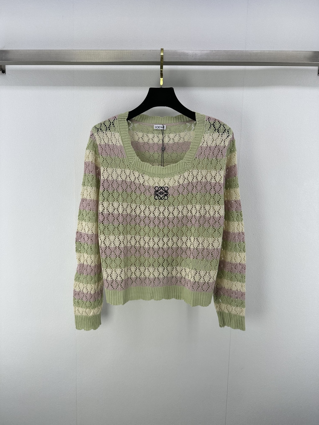 NO:450560,Loew* new details 25 New summer products knitted hollow square collar long sleeves, versatile and simple, hollow design comfortable and breathable, fabric texture soft and clear texture, embellishment of the embroidery logo on the chest~ the upper body is versatile and fashionable!  2 color 3 code SML, loewe, alexander wang19860909loew*上新细节 25 夏季新品针织镂空方领长袖 百搭简约 镂空设计舒服透气 面料质地软糯 纹理清晰 胸前刺绣logo的点缀~上身百搭时尚！ 2色3码SML,,loewe,alexander wang,Women's clothing