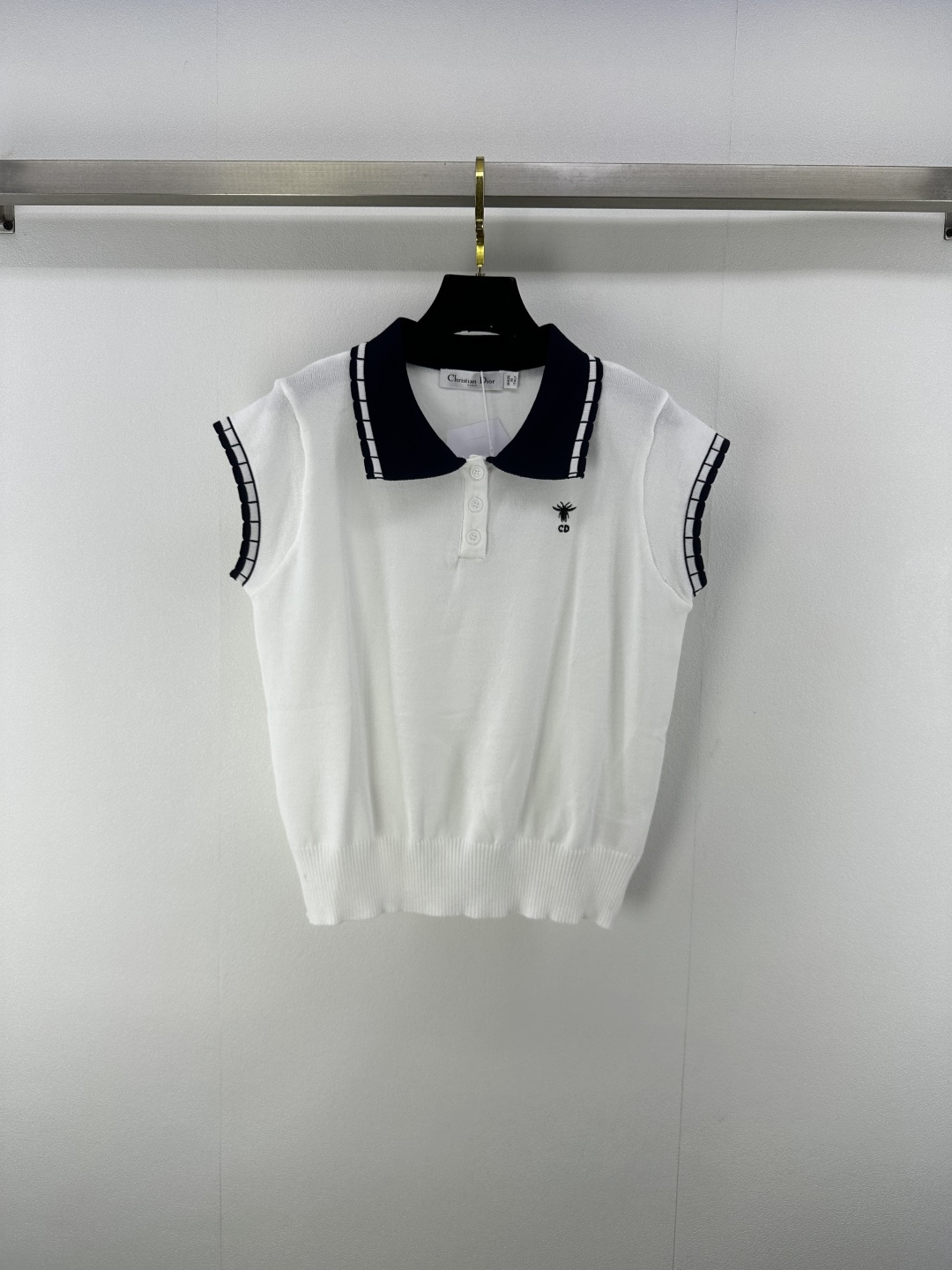 NO:450554,New details on Dio* 25 New summer knitted lapel vest, straight-tube style design, embroidered with small bees, delicate knitted texture, simple and reveal brand recognition 2 colors 3 codes SML, dior, alexander wang19860909Dio*上新细节 25 夏季新款针织翻领背心 衣身直筒版型设计利落 刺绣小蜜蜂点缀 针织肌理细腻 简约中透着品牌辨识度 2色3码SML,,dior,alexander wang,Women's clothing