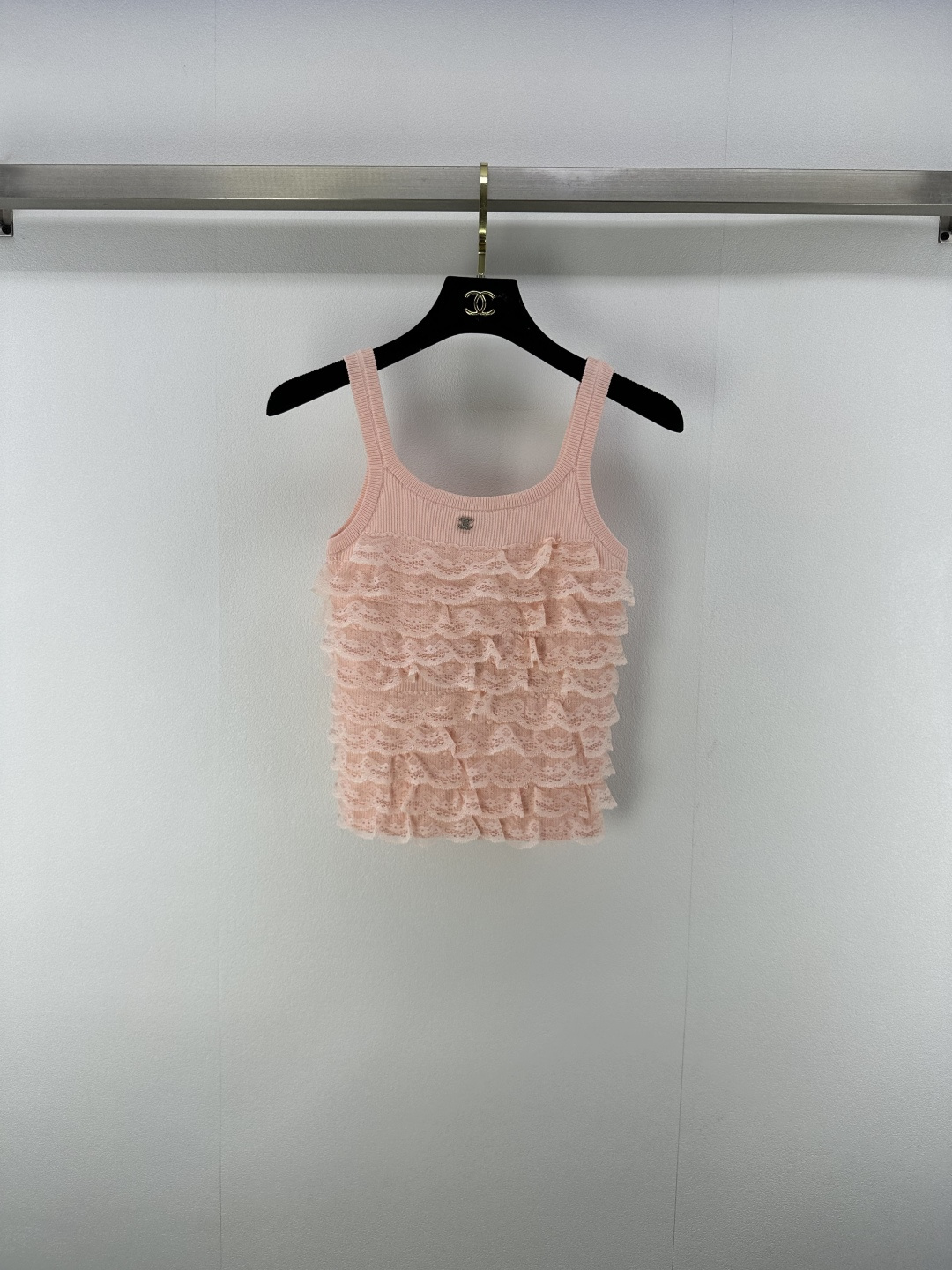 NO:448740,Chane* new details 25 New summer lace vest, sweet girl's summer outfit, essential lace scheming shirts~ The upper body is sweet and age-reducing 3 colors and 3 sizes SML, chanel, alexander wang19860909Chane*上新细节 25 夏季新款蕾丝背心 甜妹解暑穿搭 层层蕾丝心机小衫必备款～ 上身甜美又减龄 3色3码SML,,chanel,alexander wang,Women's clothing