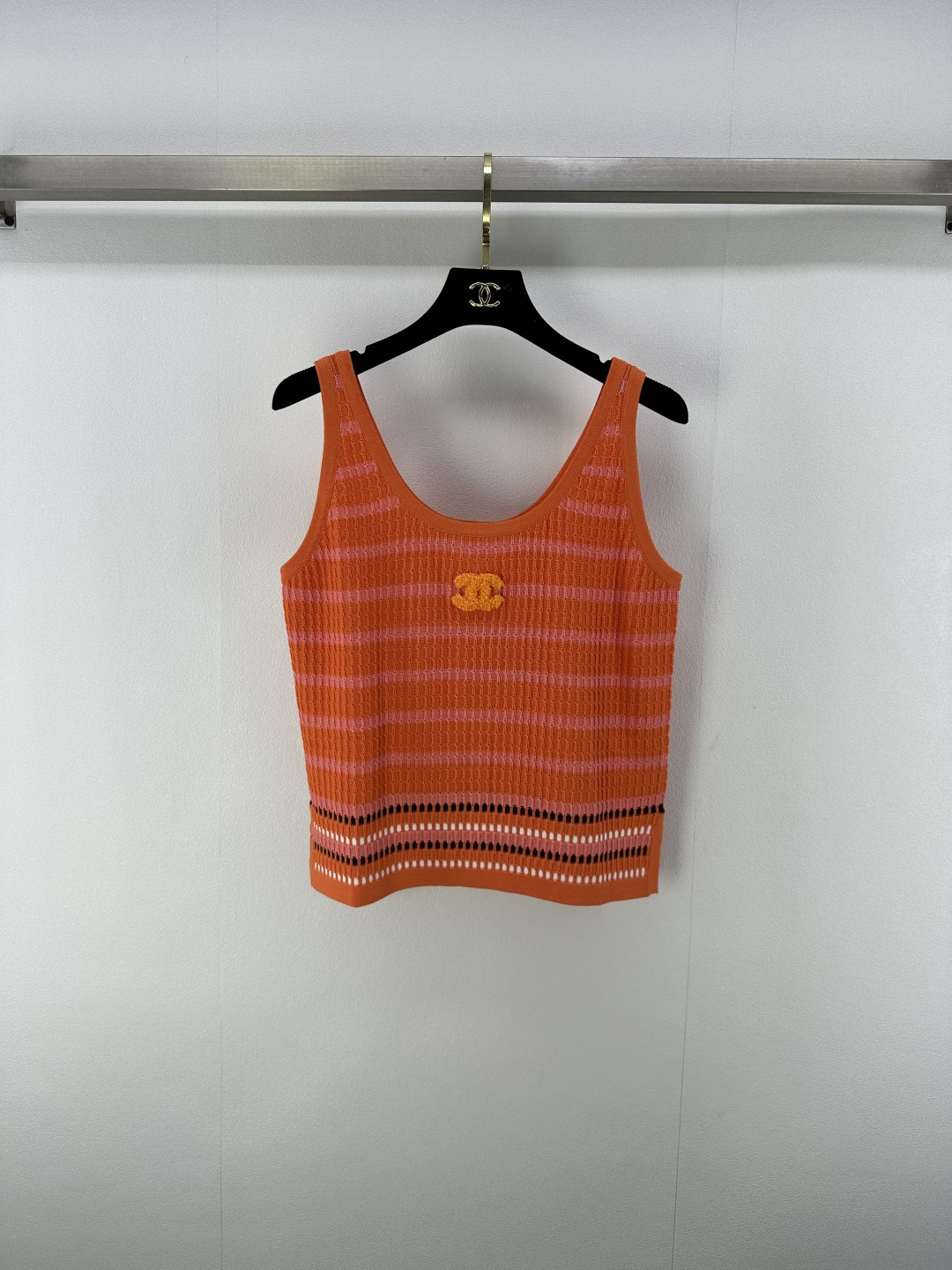 NO:450535,Chane* New Details 25 New Summer Stripe Contrast Vest!  The letter logo on the chest, the slit design of the clothes hem, the daily commuting outfit is very eye-catching, the fresh color matching is high-end and fashionable!  2 colors 3 codes SML, chanel, alexander wang19860909Chane*上新细节 25 夏季新款条纹撞色背心！胸前字母logo,衣摆开叉设计,日常通勤穿搭特吸睛,清新配色上身高级洋气！ 2色3码SML,,chanel,alexander wang,Women's clothing