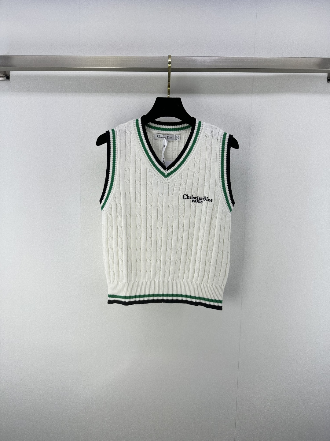 NO:450000,Dio* new details 25 New summer twist knitted striped v-neck vest custom YB blended knitted material skin-friendly soft and glutinous, dense and delicate, front shoulder V-neck vest style, ready-to-wear super heavy industry twist knitted, alternating needle arrangement highlights the details and textures, two-color striped edge outline, the overall college elite atmosphere, the letter logo embellishes on the chest, echoes the brand's luxury tone, slim fit style design, inclusive figure, improve lines, make the outfit look slim and fashionable, single wear in autumn and winter, 2 colors, 3 codes, SML, dior, alexander wang19860909Dio*上新细节 25 夏季新款麻花针织条纹v领背心 定制YB混纺针织材质 亲肤软糯 密实细腻 正肩V领背心版型 成衣超重工麻花编织 交替走针排列突出细节质感 两色条纹包边勾勒 整体学院精英氛围感十足 胸前字母徽标点缀 呼应品牌奢华调性 修身版型设计 包容身材 改善线条 让穿搭显瘦而时髦 秋冬单穿叠穿都出彩 2色3码SML,,dior,alexander wang,Women's clothing