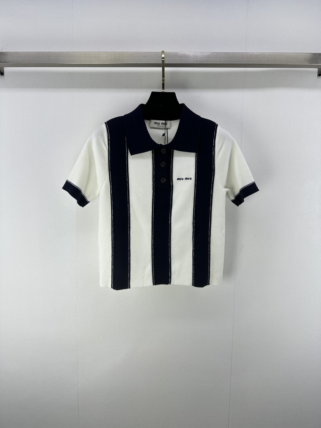 NO:450572,New details on MiuMi* 25 Spring and Summer Latest Contrast Striped Lapel Knitted Short Sleeves!  Custom blended yarn weaving, high-quality texture and comfortable lapel knitted short-sleeved tailoring, large body vertical stripes intertwined chest with iconic letter patterns to highlight the brand’s personality, highlight the high-end feeling of outfits, elastic texture slimming design, moderate elastic tightness and more refined, full of relaxation and tone, light luxury and fashionable temperament!  2 color 3 code SML, miumiu, T-shirt, alexander wang19860909MiuMi*上新细节 25 春夏最新撞色条纹翻领针织短袖！定制混纺纱线织造 质感高级舒适 翻领针织短袖剪裁 大身竖条纹交织胸前装点标志性字母图案 彰显品牌个性 凸显穿搭高级感 弹性纹理显瘦设计 松紧适中更显精致 穿搭尽显松弛调性 轻奢时髦气质！ 2色3码SML,,miumiu,T-shirt,alexander wang,Women's clothing