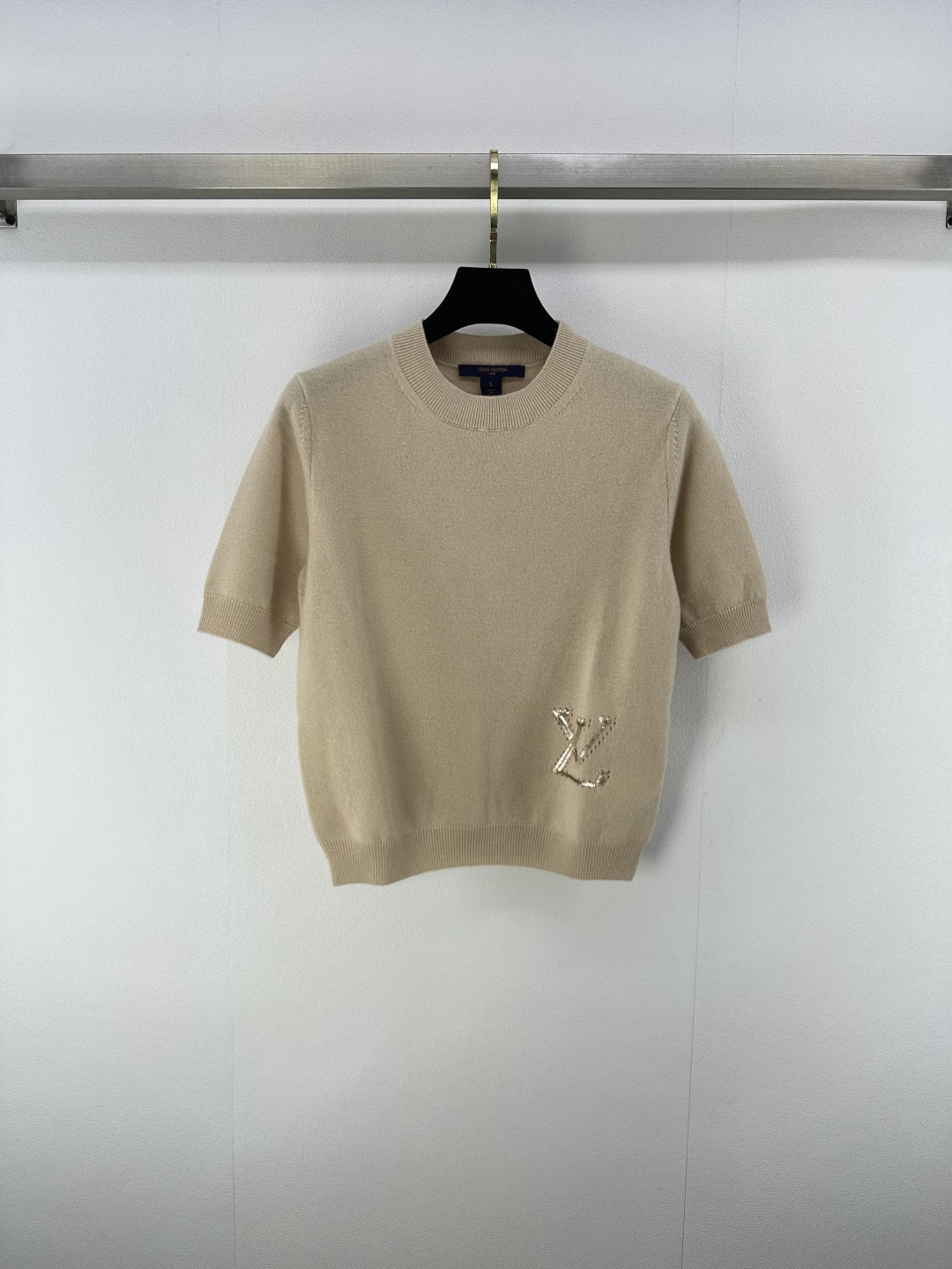 NO:450032,:1 Lv* new details 25 New summer bead letter knitted short sleeves Customized YB wool yarn wool yarn wool breathable and comfortable texture Wide-side collar knitted short sleeve cut highlights the brand style slightly elastic, presents a slim visual effect The single-side waist is outlined with sequin embroidery technology to outline the letter logo decoration, highlighting the high-end style, and the inner wear is brilliant and fashionable 2 colors and 3 codes SML,,louis vuitton,T-shirt,alexander wang19860909:1 Lv*上新细节 25 夏季新款珠片字母针织短袖 定制YB羊毛纱线织造 透气舒适 质感十足 宽边领针织短袖裁剪 凸显品牌格调 略带有弹力 呈现显瘦视觉效果 单侧腰间用亮片刺绣工艺勾勒出字母标识装饰 彰显高级格调 单穿内搭都出彩时髦 2色3码SML,,louis vuitton,T-shirt,alexander wang,Women's clothing