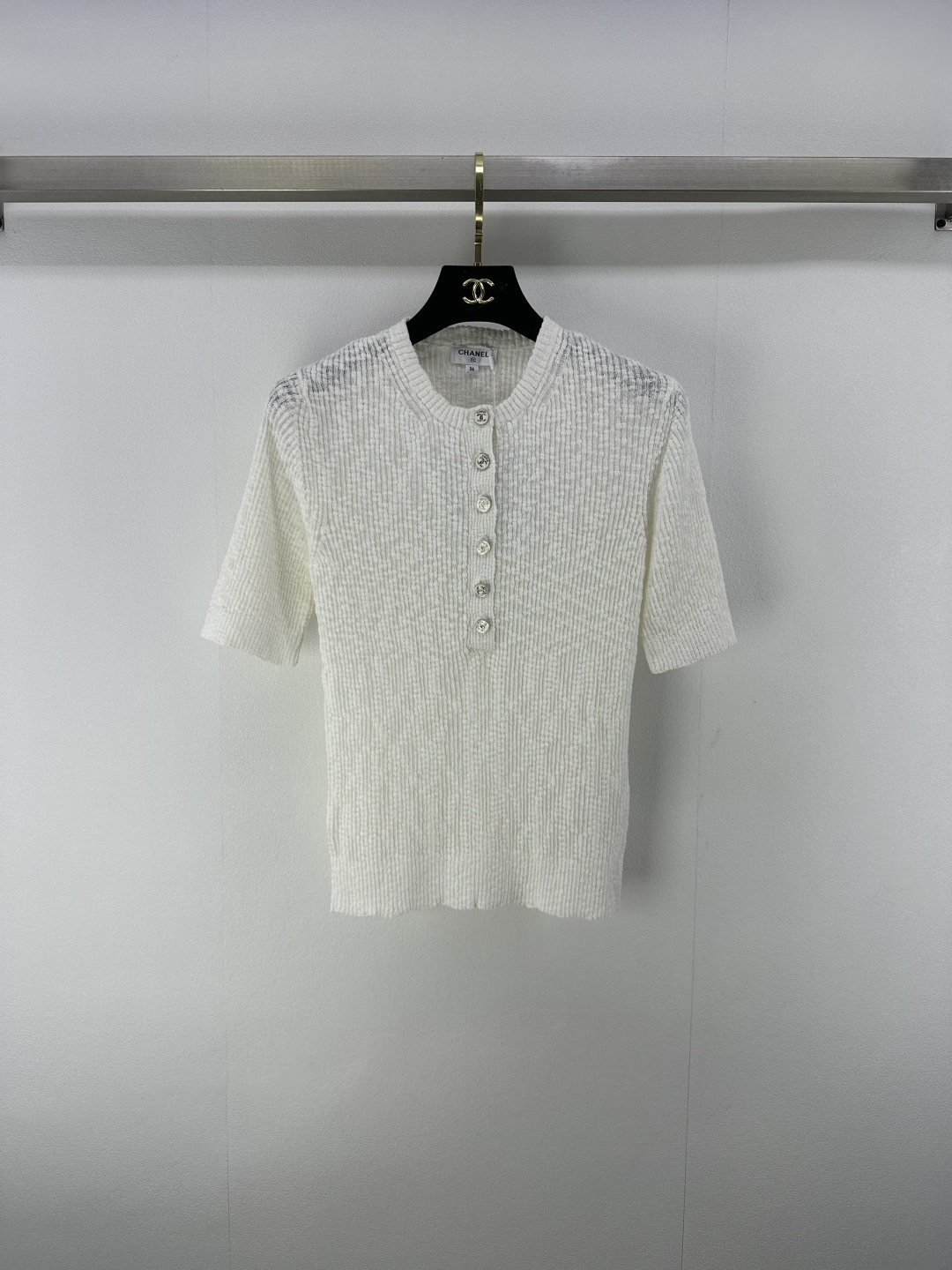 NO:450037,:1 Chane* new details 25 New summer style half-open slim knitted short sleeves Customized YB cotton yarn woven elastic and comfortable breathable and easy to wear Half-open slim short sleeve tailoring beautify the head and shoulders proportions more slimming, the whole body vertical pit strips are intertwined, the neckline is exquisite double C open mold closure, the sweet and pure style is strong, showing taste, slim fit style highlights the figure, the style is playful and age-reducing, the visual effect is richer, easy to control during daily travel or party 2 colors 3 codes SML, chanel, T-shirt, alexander wang19860909:1 Chane*上新细节 25 夏季新款半开襟修身针织短袖 定制YB全棉纱线织造 弹力舒适 透气好穿 半开襟针织短袖剪裁 美化头肩比例更显瘦 通体竖坑条纹理交织 配合领口精致双C开模襟扣 甜美清纯风格强烈 彰显品味 修身版型 突显身材 风格俏皮减龄 视觉效果更丰富 日常出行或聚会轻松驾驭  2色3码SML,,chanel,T-shirt,alexander wang,Women's clothing