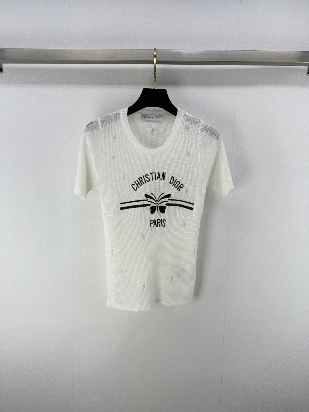 NO:450578,Dio* New Details 25 New Summer Butterfly Round Neck Knitted Pulled Short Sleeves!  Custom blended yarn weaving, full texture, round neck knitted short-sleeved cut, the whole body is interwoven with delicate crochet texture, outlines the ripped hollow pattern, highlights the high-end feeling of outfit, slightly transparent and slimmer, the regular style embroidered body, fully displays the slack tone, embroidered butterfly pattern and letter logo decoration on the chest display brand tone, highlights the light luxury and fashionable temperament, can be worn alone, layered, the first choice for fashionable outfits in all seasons!  2 color 3 code SML, dior, T-shirt, alexander wang19860909Dio* 上新细节 25 夏季新款蝴蝶圆领针织破洞短袖！定制混纺纱线织造 质感十足 圆领针织短袖裁剪 通体利用细腻钩针肌理交织 勾勒出破洞镂空图案 凸显穿搭高级感 微透更显瘦 常规版型包容身材 尽显松弛调性 胸前刺绣蝴蝶图案和字母徽标装饰 展示品牌调性 凸显轻奢时髦气质 单穿叠穿均可 四季时尚穿搭首选！ 2色3码SML,,dior,T-shirt,alexander wang,Women's clothing