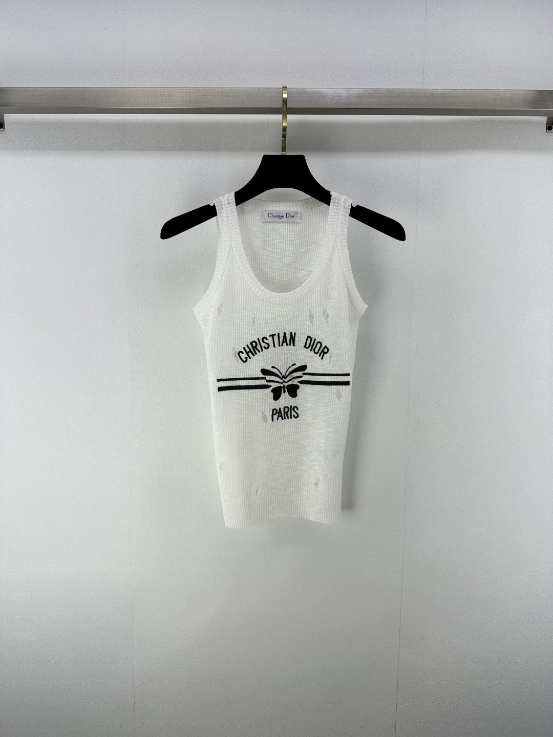 NO:450584,Dio* New Details 25 New Summer Butterfly Round Neck Knitted Pulled Vest!  Custom blended yarn weaving, full texture, round neck knitted vest cut, the whole body is interwoven with delicate crochet texture, outlines the ripped hollow pattern, highlights the high-end feeling of outfit, slightly transparent and slimmer, the regular style embroidered body, fully displays the slack tone, embroidered butterfly pattern and letter logo decoration on the chest, show the brand tone, highlights the light luxury and fashionable temperament, can be worn alone, layered, the first choice for fashionable outfits in all seasons!  2 colors 3 codes SML, dior, alexander wang19860909Dio* 上新细节 25 夏季新款蝴蝶圆领针织破洞背心！定制混纺纱线织造 质感十足 圆领针织背心裁剪 通体利用细腻钩针肌理交织 勾勒出破洞镂空图案 凸显穿搭高级感 微透更显瘦 常规版型包容身材 尽显松弛调性 胸前刺绣蝴蝶图案和字母徽标装饰 展示品牌调性 凸显轻奢时髦气质 单穿叠穿均可 四季时尚穿搭首选！ 2色3码SML,,dior,alexander wang,Women's clothing