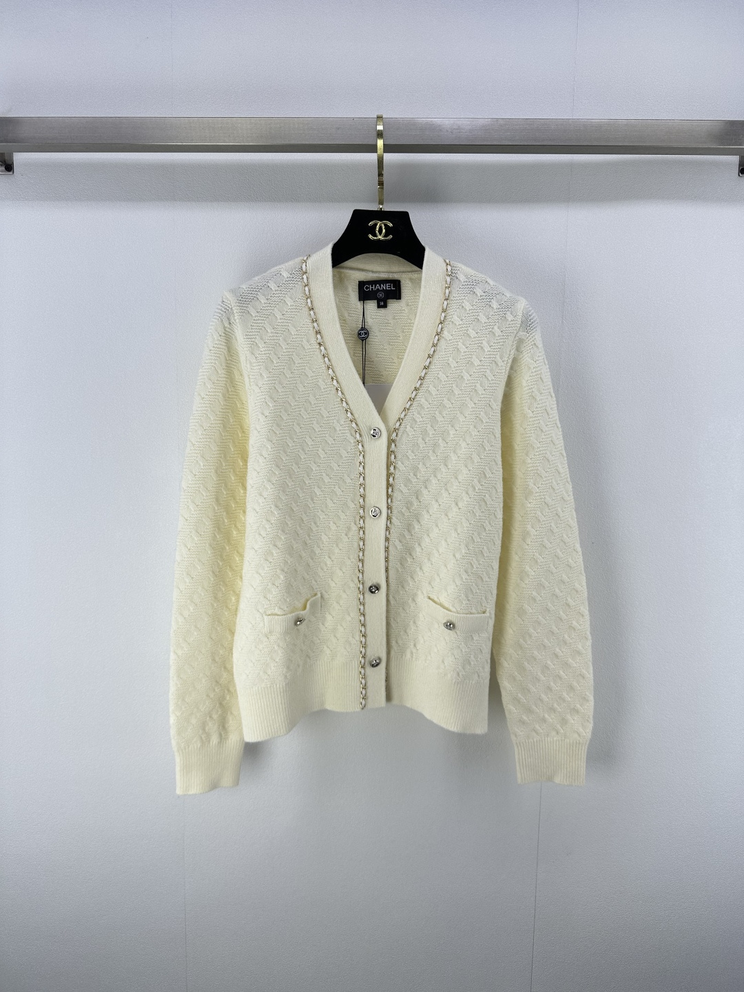 NO:451258,New details on Chane* 25 New summer V-neck chain cardigan, golden chain decoration, exquisite stitching and buttons, low-key luxury, short style, outline graceful posture, versatile attributes, can be worn alone or layered, suitable for skirts and trousers, whether for workplace commuting or casual gathering, can be easily highlighted 2 colors, 3 size SML, chanel, skirts, alexander wang19860909Chane*上新细节 25 夏季新款V领链条开衫 金色链条装饰灵动点缀 精致缝线与纽扣 彰显低调奢华 短款版型 勾勒曼妙身姿 百搭属性 可单穿或叠搭 适配裙装裤装 无论是职场通勤还是休闲聚会 皆能轻松出彩 2色3码SML,,chanel,skirts,alexander wang,Women's clothing