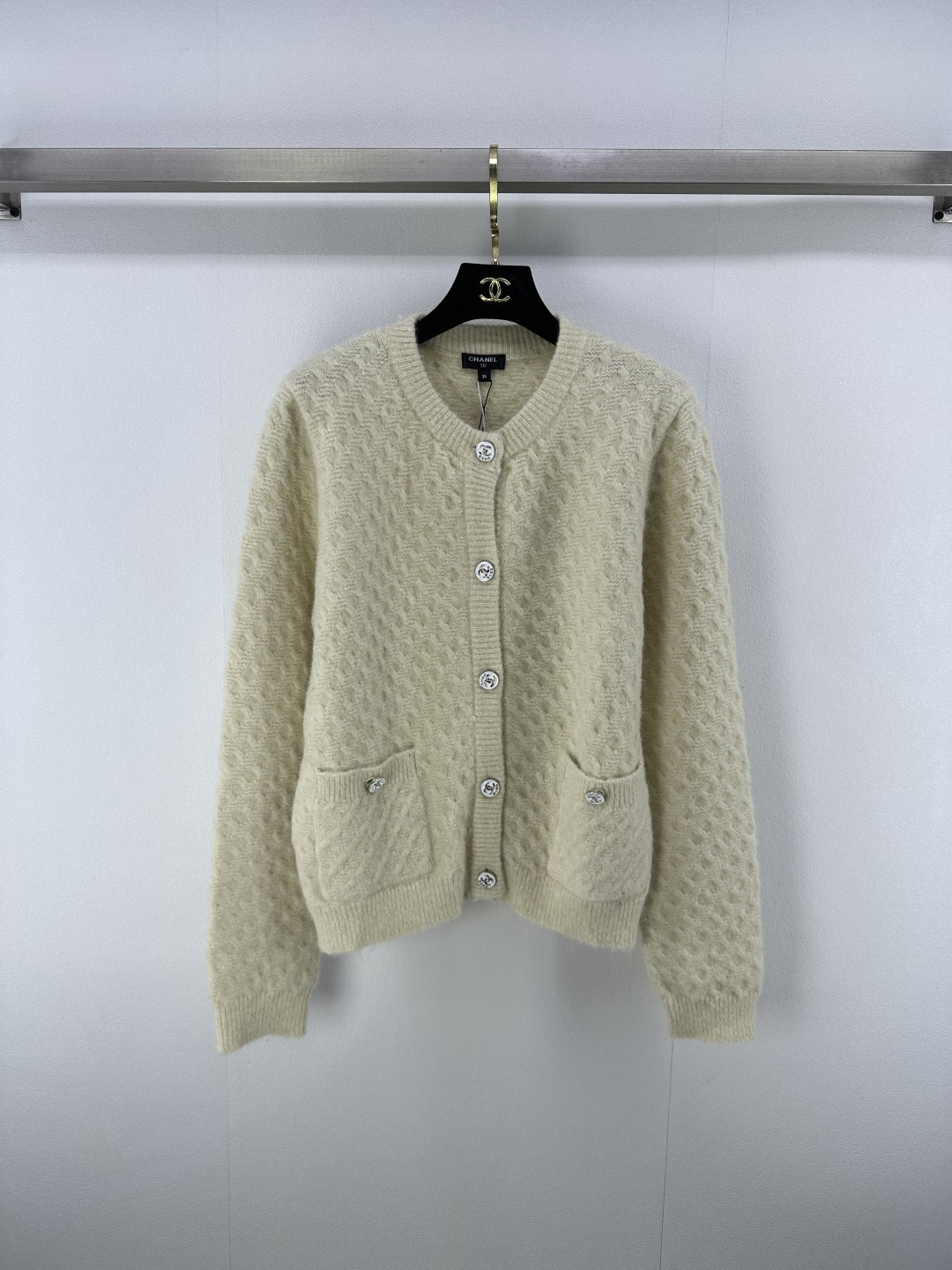 NO:450003,Chane* new details 25 new knitted round-neck cardigan in autumn and winter, three-dimensional button craftsmanship, two-pocket decorative double C letter logo button embellishment, simple, fashionable, exquisite and versatile, 2 colors, 3 codes, SML, chanel, alexander wang19860909Chane*上新细节 25 秋冬新款针织圆领开衫 立体纽绳工艺 两口袋装饰双c字母logo纽扣点缀 简约时髦精致百搭 2色3码SML,,chanel,alexander wang,Women's clothing