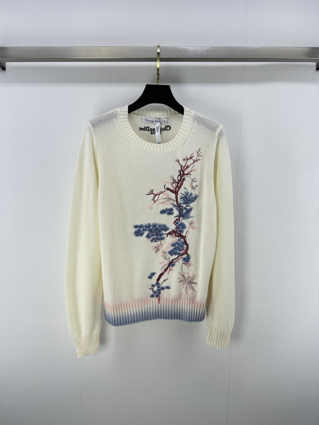 NO:450007,Dio* New Details 25 New early autumn flower embroidered long-sleeved sweater!  Heavy industry positioning embroidery technology, purple smudges and shadows are super beautiful. White, rich and beautiful must be included!  Luxury high-end items, classic straight and versatile style, elegant and age-reducing girlish style. They look good with gauze skirt and jeans. 2 colors and 3 sizes SML, dior, skirts, jeans, sweaters, alexander wang19860909Dio*上新细节 25 早秋新品花朵刺绣长袖毛衣！重工定位刺绣工艺紫调晕染阴影超美.白富美必入！奢华高级单品,经典直筒百搭版型气质优雅减龄少女风.搭配纱裙牛仔裤都好看 2色3码SML,,dior,skirts,jeans,sweaters,alexander wang,Women's clothing