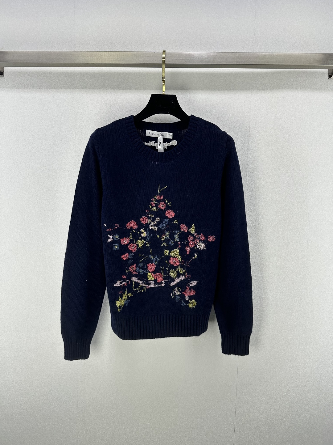 NO:450010,Dio* new details 25 new autumn and winter knitted round neck embroidery five-pointed star pullover long sleeve Lucky star flower classic brand letter logo heavy industry embroidery decoration high-end fashionable light luxury versatile 3 colors 3 codes SML, dior, alexander wang19860909Dio*上新细节 25 秋冬新款针织圆领刺绣五角星套头长袖 幸运星花卉经典品牌字母logo重工刺绣装饰 高级时髦轻奢百搭 3色3码SML,,dior,alexander wang,Women's clothing