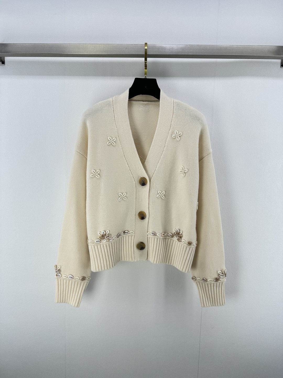 NO:451243,:1 Alanu* New details 25 New summer shell v-neck cardigan long sleeves Hand-made beaded marine shells exquisite and fashionable. The versatile style does not pick the age-based skin tone. It makes it more relaxed and vacation-like. The upper body is suitable for age-reducing fashionable style. 1 color 3 size SML, alexander wang19860909:1 Alanu* 上新细节 25 夏季新款贝壳v领开衫长袖 衣身手工串珠海洋贝壳精致时髦 百搭款式不挑年龄肤色 更显松弛有度假感 上身适配减龄时髦风格 1色3码SML,,alexander wang,Women's clothing