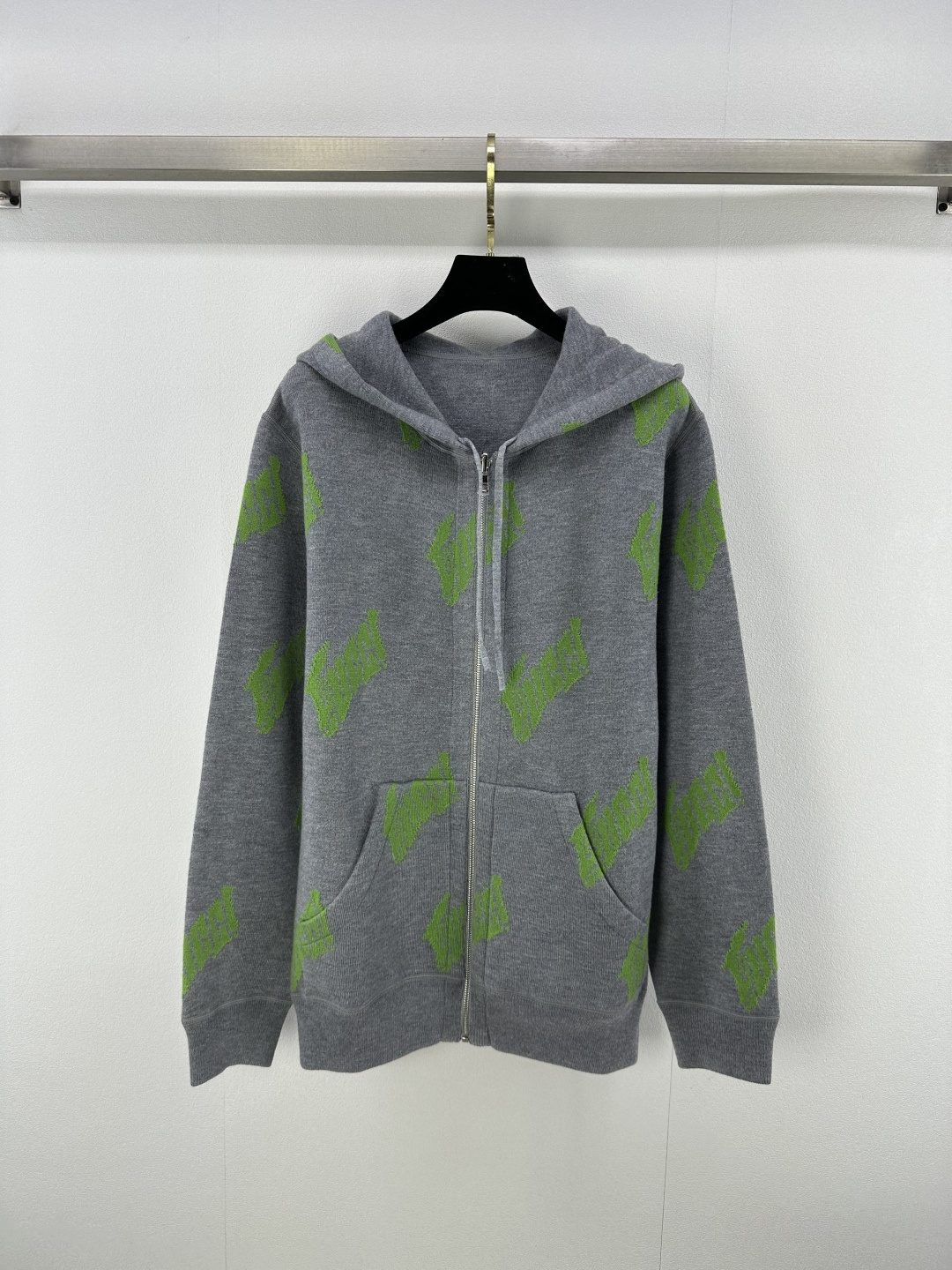 NO:451240,Gucc* new details 25 new autumn and winter double-sided hooded zipper knitted jacket, zipper design is easy to put on and off, double-insert pockets are practical and beautiful, double-sided wearable design, front double-G green jacquard, highlighting the brand's luxury, solid color casual style, loose style, not picky about figure, upper body shows British style, create a loose and lazy style, 1 color, 3 size SML, gucci, jackets & coats, hats, alexander wang19860909Gucc*上新细节 25 秋冬新品双面连帽拉链针织外套 拉链设计穿脱方便 双插兜兼顾实用美观 双面可穿设计 正面双G绿色提花 彰显品牌奢华感 反面纯色休闲风 宽松版型 不挑身材 上身尽显英伦格调 打造松弛慵懒风格 1色3码SML,,gucci,jackets & coats,hats,alexander wang,Women's clothing