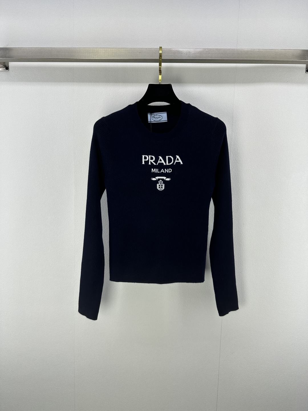 NO:450036,New details on Prad* 25 Spring and Summer Latest Alphabet Knit Long Sleeve Sleeves!  Customized YB wool yarn weaving, delicate texture, soft and comfortable, the letter logo on the chest has more jacquard texture, round neck knitted long sleeves, three-dimensional edge wrap and large body direction are vertical pit strip directions, more refined, slim fit style highlights the figure, age-reducing and white, versatile style!  3 color 3 code SML, prada, alexander wang19860909Prad* 上新细节 25 春夏最新字母针织长袖袖！定制YB羊毛纱线织造 细腻肌理 柔软舒适 胸前字母logo提花质感更显份量 圆领针织长袖裁剪 立体包边与大身走向均为竖坑条走向 更显精致 修身版型突显身材 减龄显白 百搭款式！ 3色3码SML,,prada,alexander wang,Women's clothing