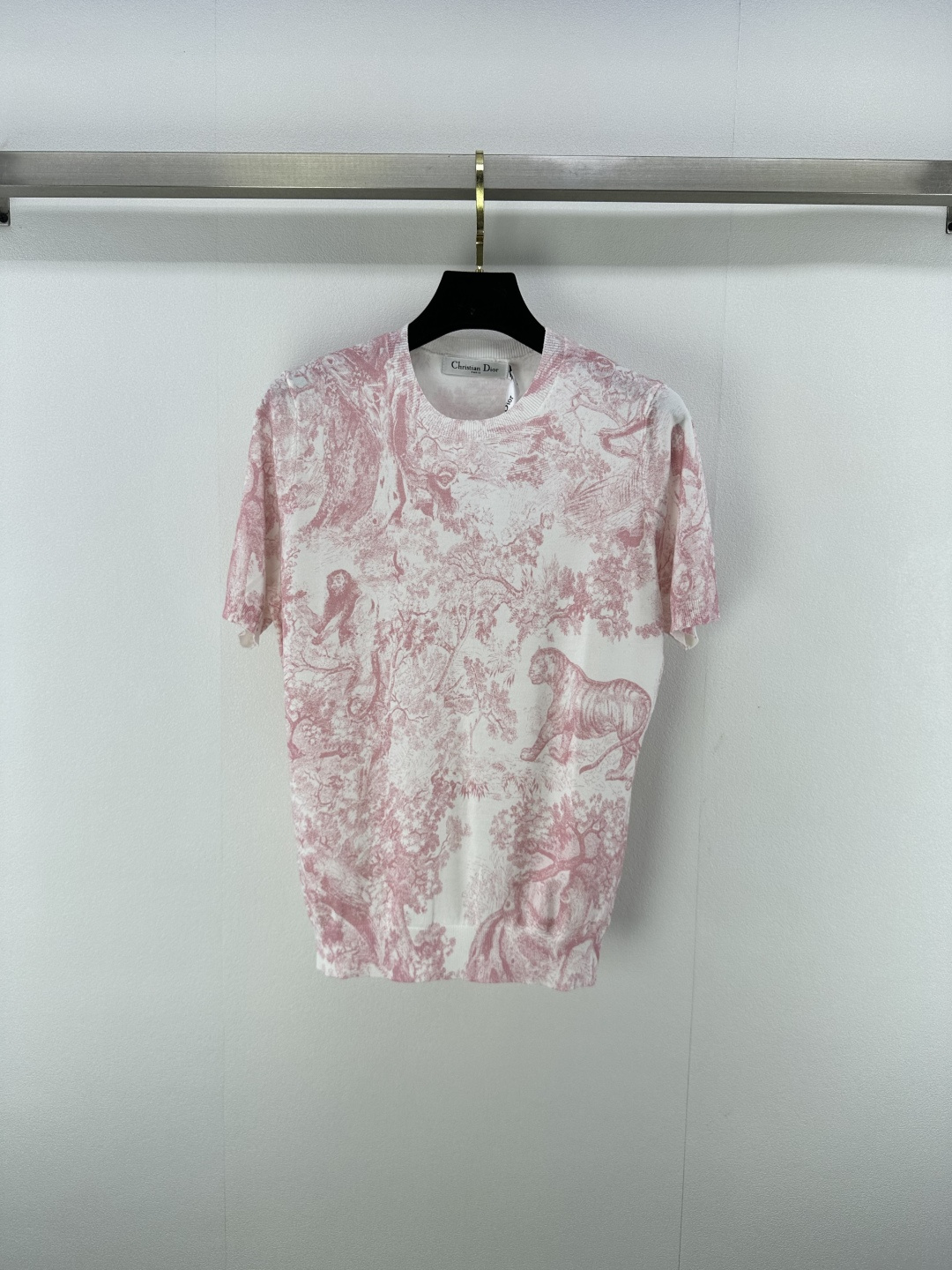 NO:450590,Dio* New details 25 Summer MissD Elegant temperament iviera animal jungle knitted short sleeves!  The classic style is versatile and not picky, with high-end French style and elegant temperament, imported high-end density yarn Swiss machine double-woven knitted yarn, making the upper body look slim and tall!  2 color 3 code SML, dior, T-shirt, alexander wang19860909Dio*上新细节 25 夏季MissD 名媛气质 iviera动物丛林针织短袖！经典版型百搭不挑人,高级色调法式优雅气质,进口高支密度纱线瑞士机双织工艺针织纱线,上身显瘦又高挑！ 2色3码SML,,dior,T-shirt,alexander wang,Women's clothing