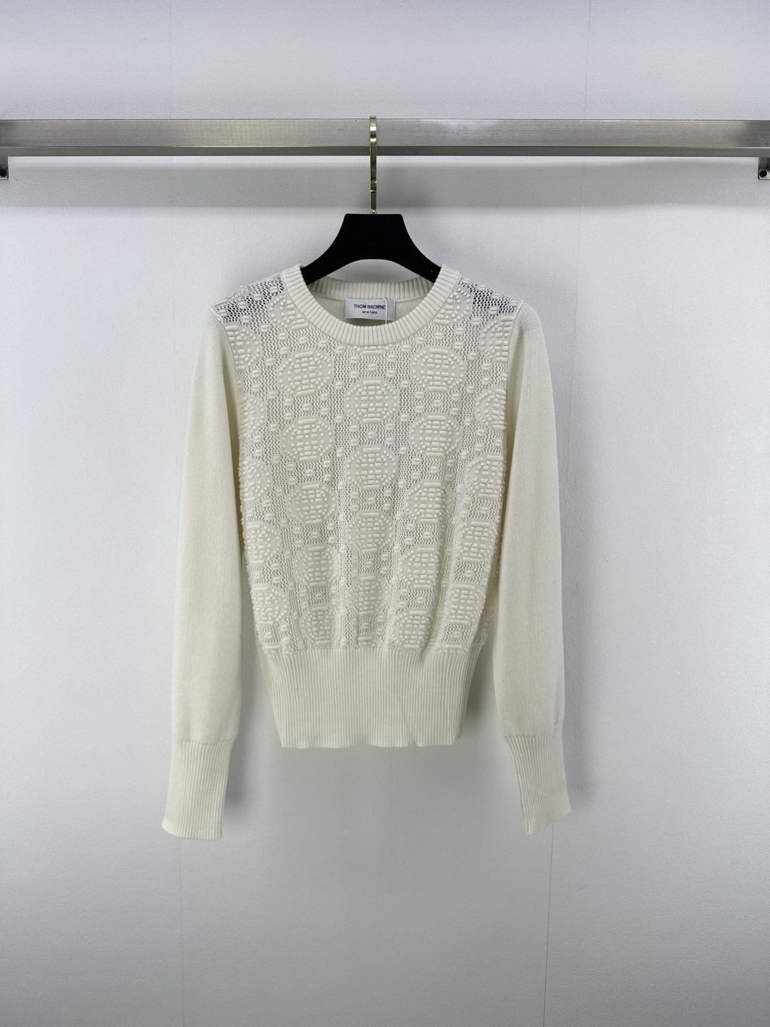 NO:450031,New details on Tb* 25 Spring and summer new round neck knitted long sleeves Customized YB wool knitted material Delicate and soft Breathable Comfortable exquisite round neck knitted long sleeves Neck knitted embroidered edges Ready-to-wear relief craft crochet Elegant temperament Comfortable and fashionable Slim fit style Slim and high-end Daily commuting 2 colors 3 codes SML, alexander wang19860909Tb*上新细节 25 春夏新品圆领针织长袖 定制YB羊毛针织材质 细腻柔软 透气舒适 精致圆领针织长袖 领口编织绣边 成衣浮雕工艺钩织 优雅气质 兼具舒适时尚 修身版型 上身显瘦高级 日常通勤 2色3码SML,,alexander wang,Women's clothing